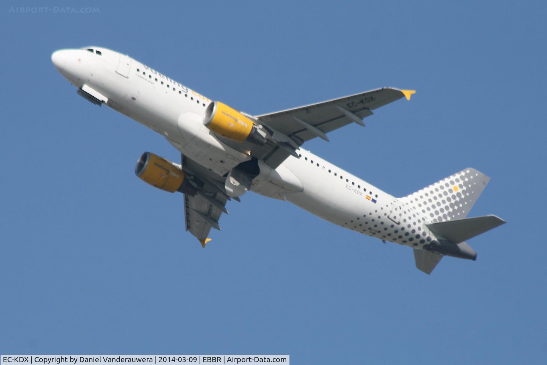 EC-KDX, 2007 Airbus A320-216 C/N 3151, Flight VY1333 is climbing from RWY 25R
