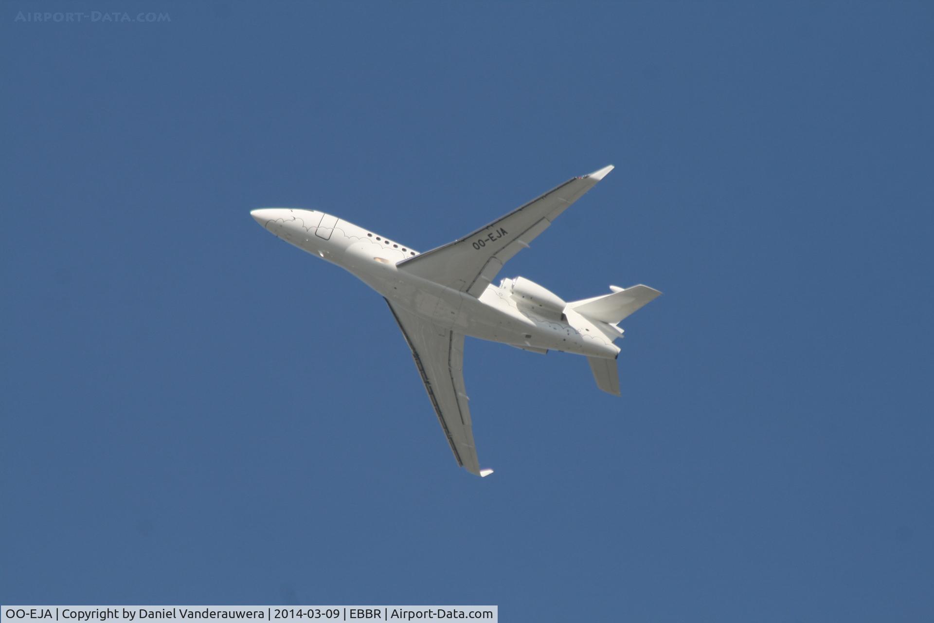 OO-EJA, 2011 Dassault Falcon 7X C/N 124, Climbing from RWY 25R