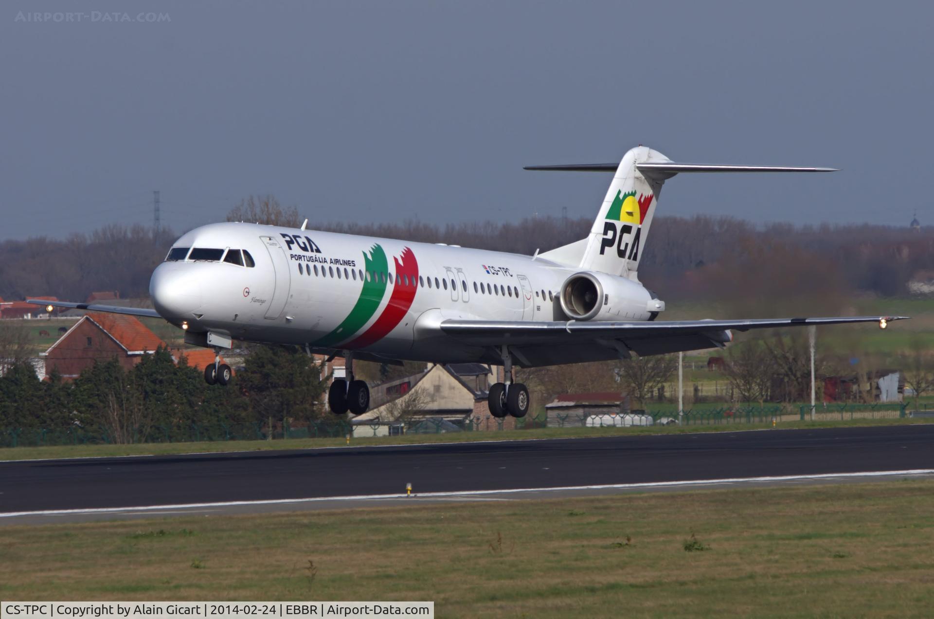 CS-TPC, 1990 Fokker 100 (F-28-0100) C/N 11287, Landing