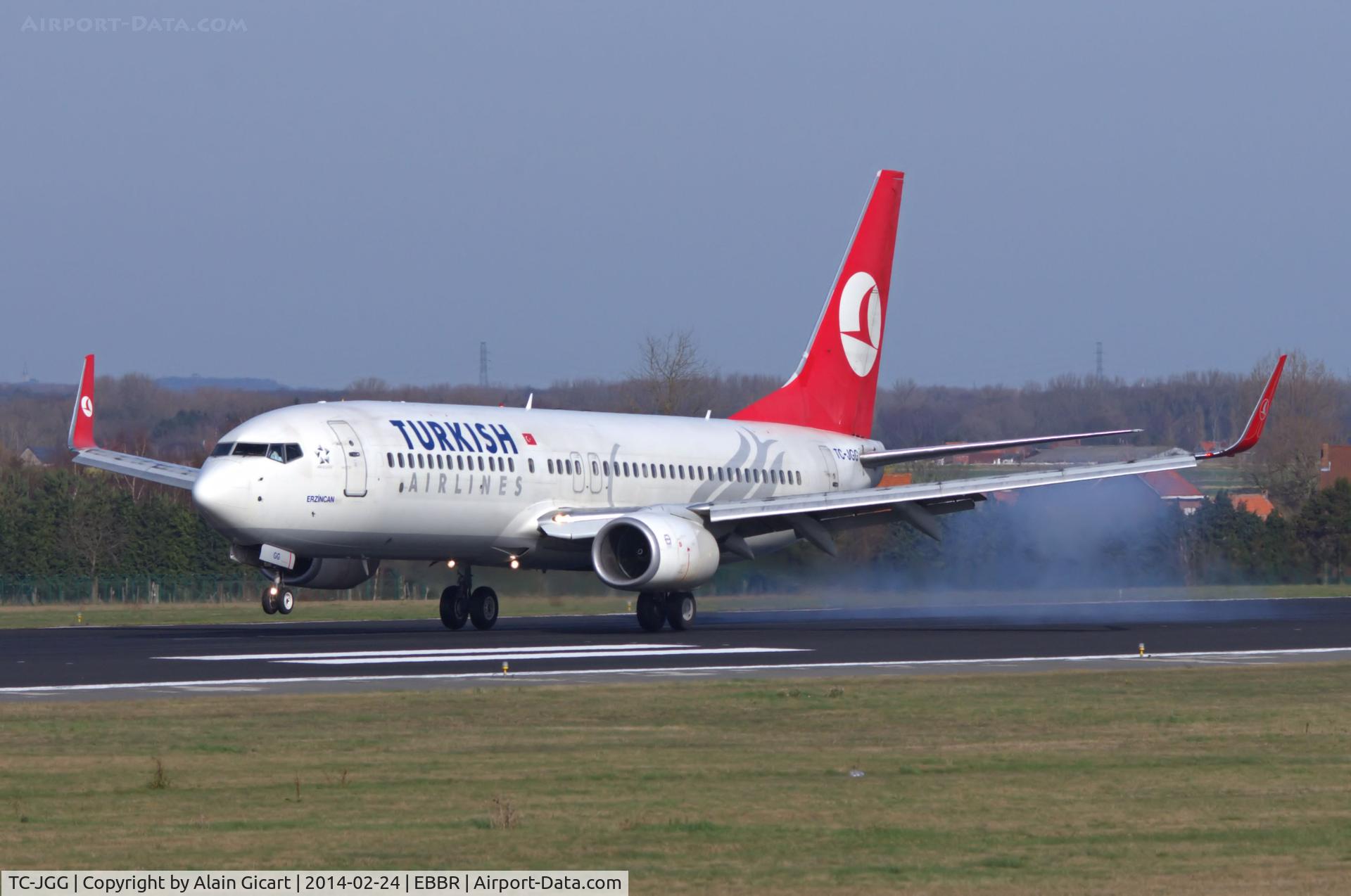 TC-JGG, 2005 Boeing 737-8F2 C/N 34405, landing