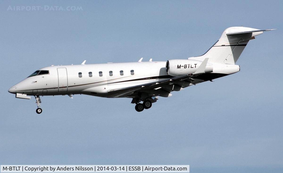 M-BTLT, 2005 Bombardier Challenger 300 (BD-100-1A10) C/N 20042, On final for runway 30.