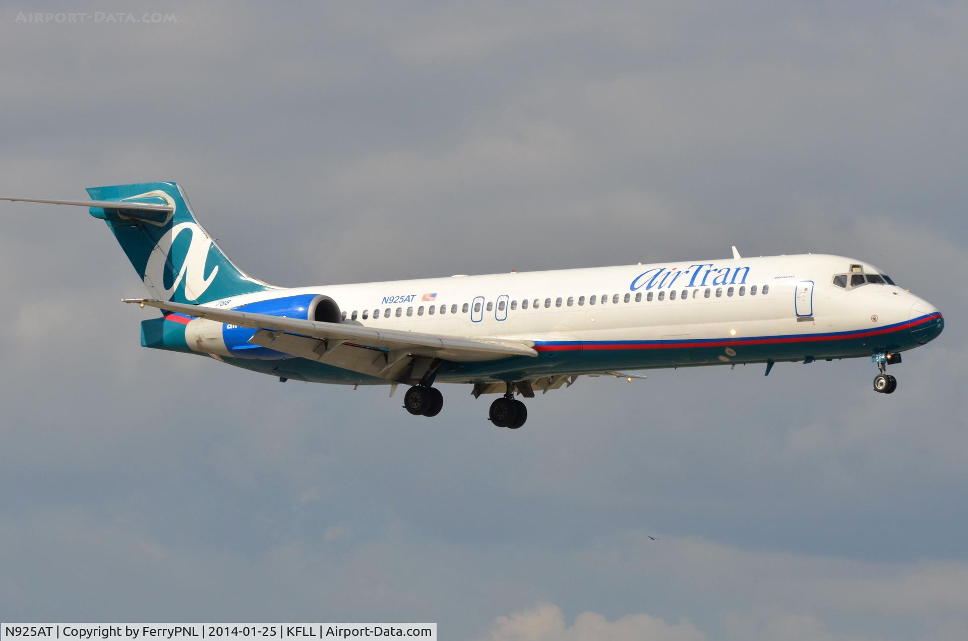 N925AT, 2000 Boeing 717-200 C/N 55079, Airtran B717 landing