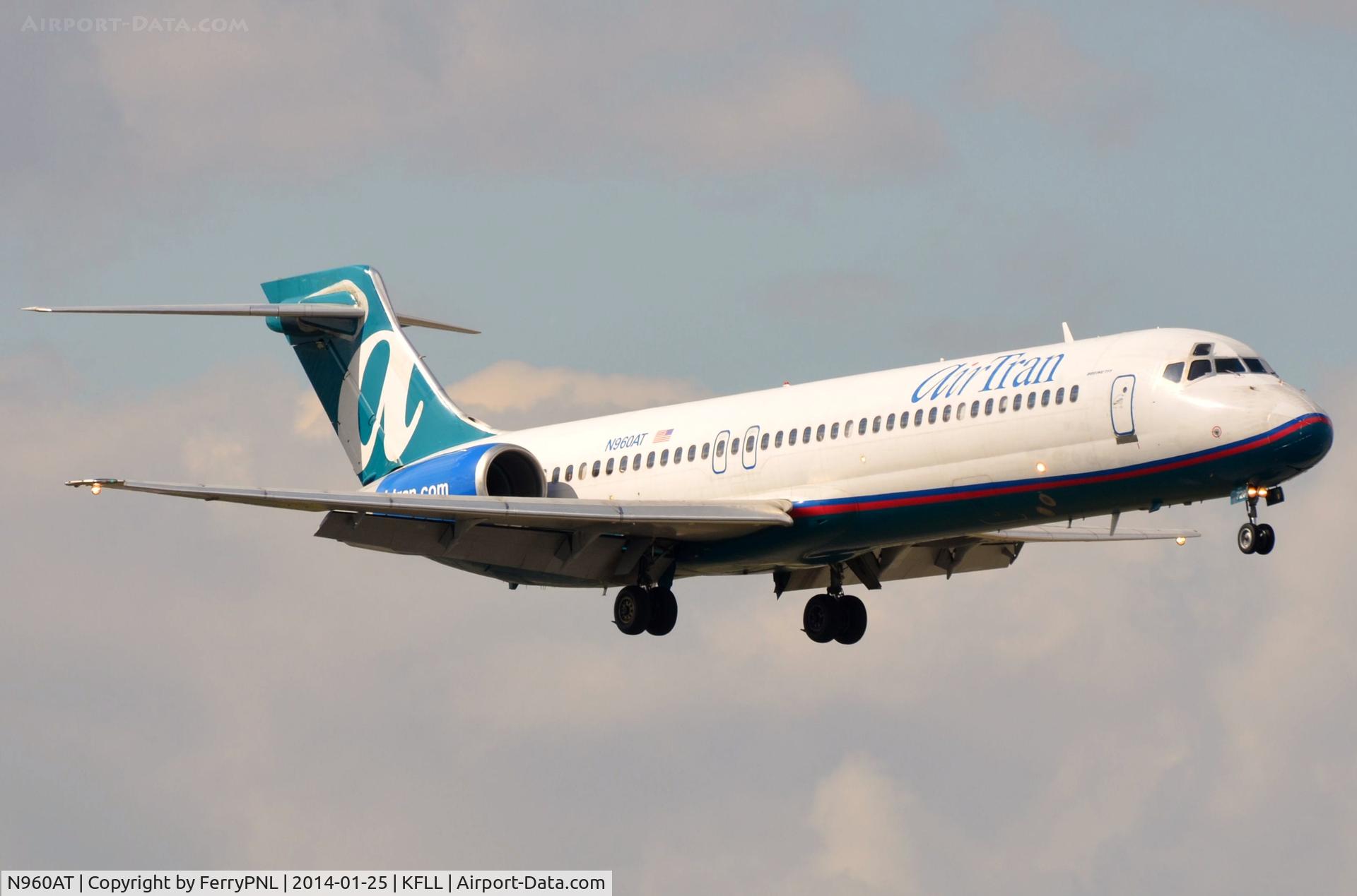 N960AT, 2001 Boeing 717-200 C/N 55022, Airtran B717 landing