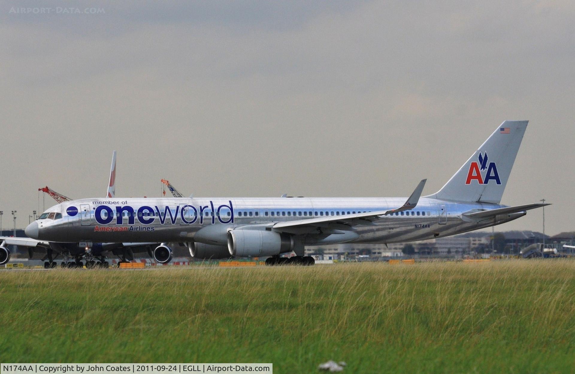 N174AA, 2002 Boeing 757-223 C/N 31308, Lining up 27L