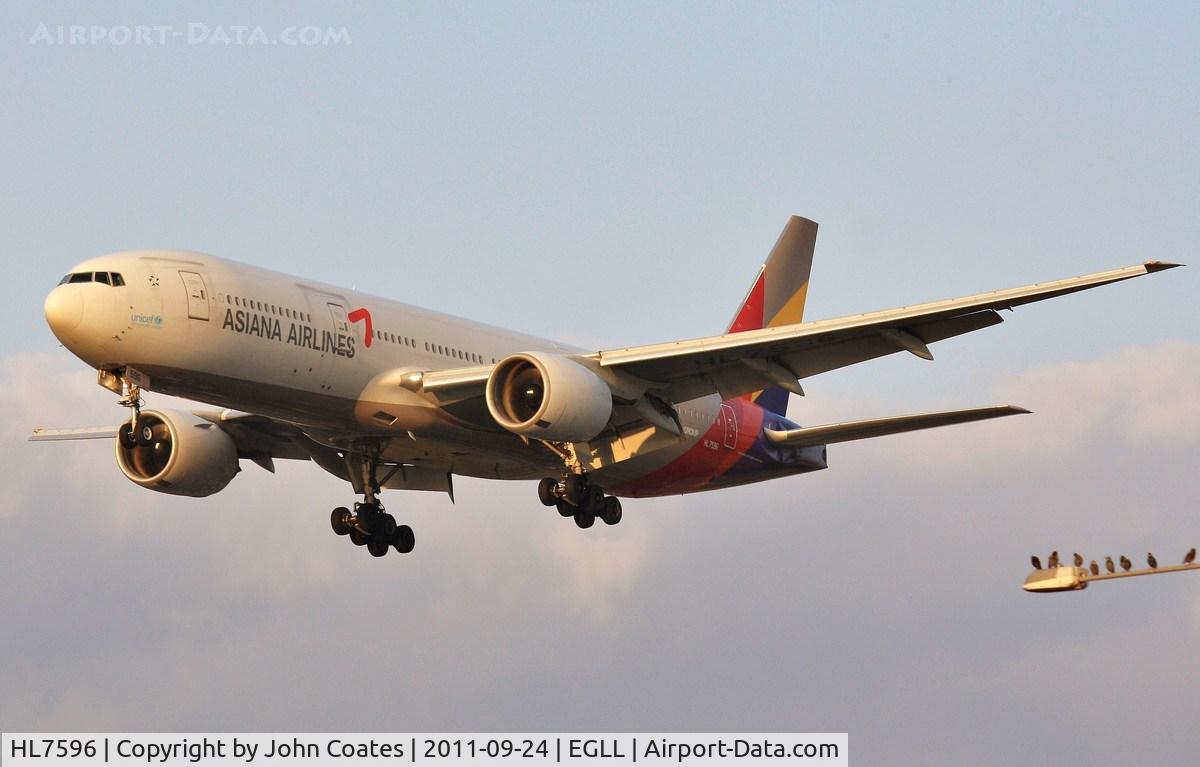 HL7596, 2001 Boeing 777-28E/ER C/N 28681, Crowd of onlookers.