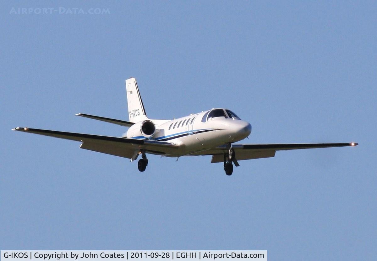 G-IKOS, 2001 Cessna 550 Citation Bravo C/N 550-0957, On approach to 08