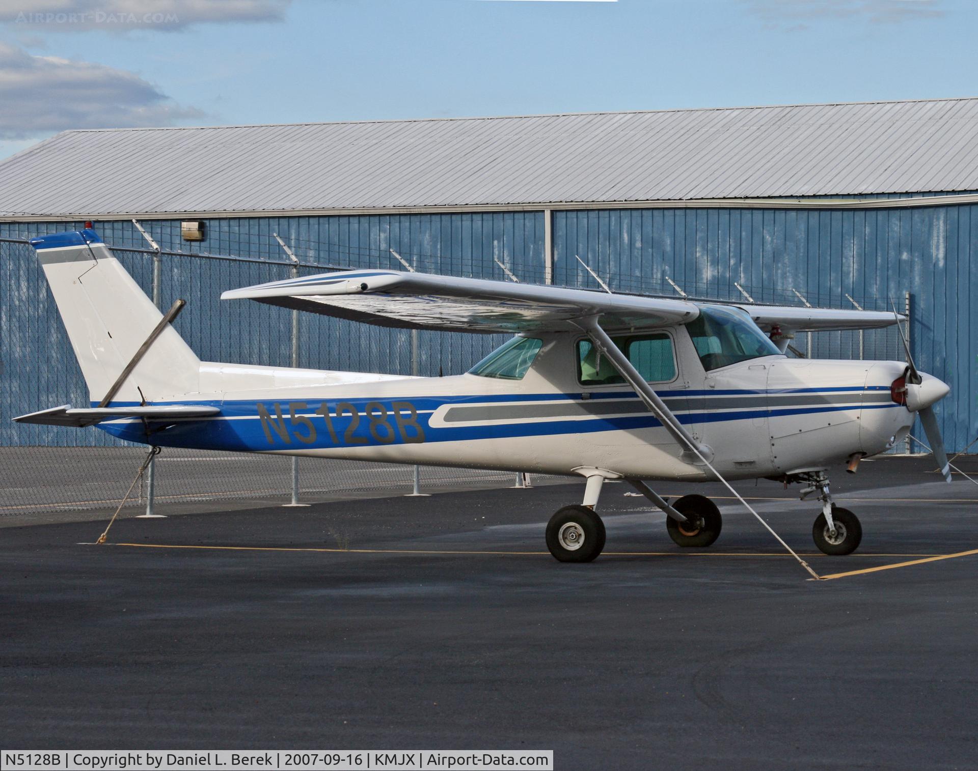 N5128B, 1979 Cessna 152 C/N 15283765, Three years after I took this picture in 2007, this little airplane would enjoy a new career in Quebec, Canada.