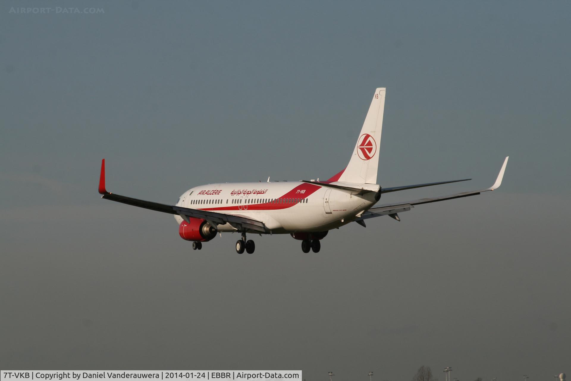 7T-VKB, 2005 Boeing 737-8D6 C/N 34165, Flight AH2060 is descending to RWY 25L