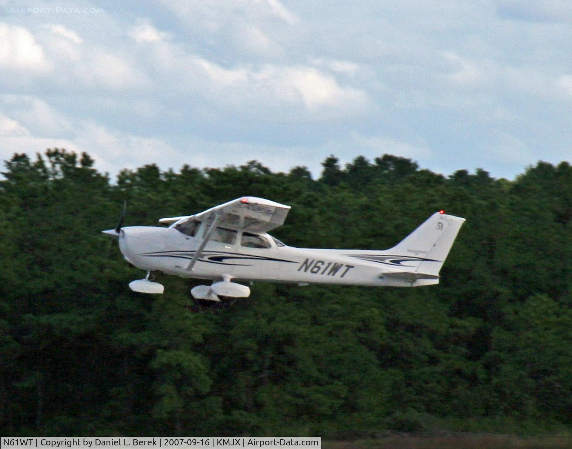 N61WT, 2005 Cessna 172S C/N 172S9818, A sporty Skyhawk blasts off into the evening sky.