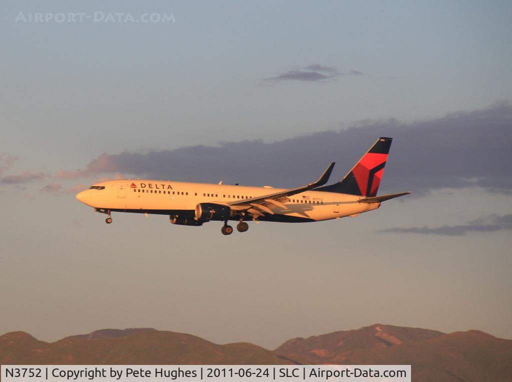 N3752, 2001 Boeing 737-832 C/N 30492, N3752 Boeing 737 catching the evening sun on finals to Salt Lake City