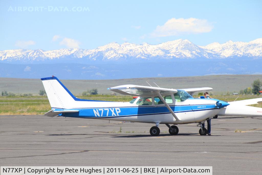 N77XP, 1976 Cessna R172K Hawk XP C/N R1722010, N77XP Cessna R172 at Baker City, OR