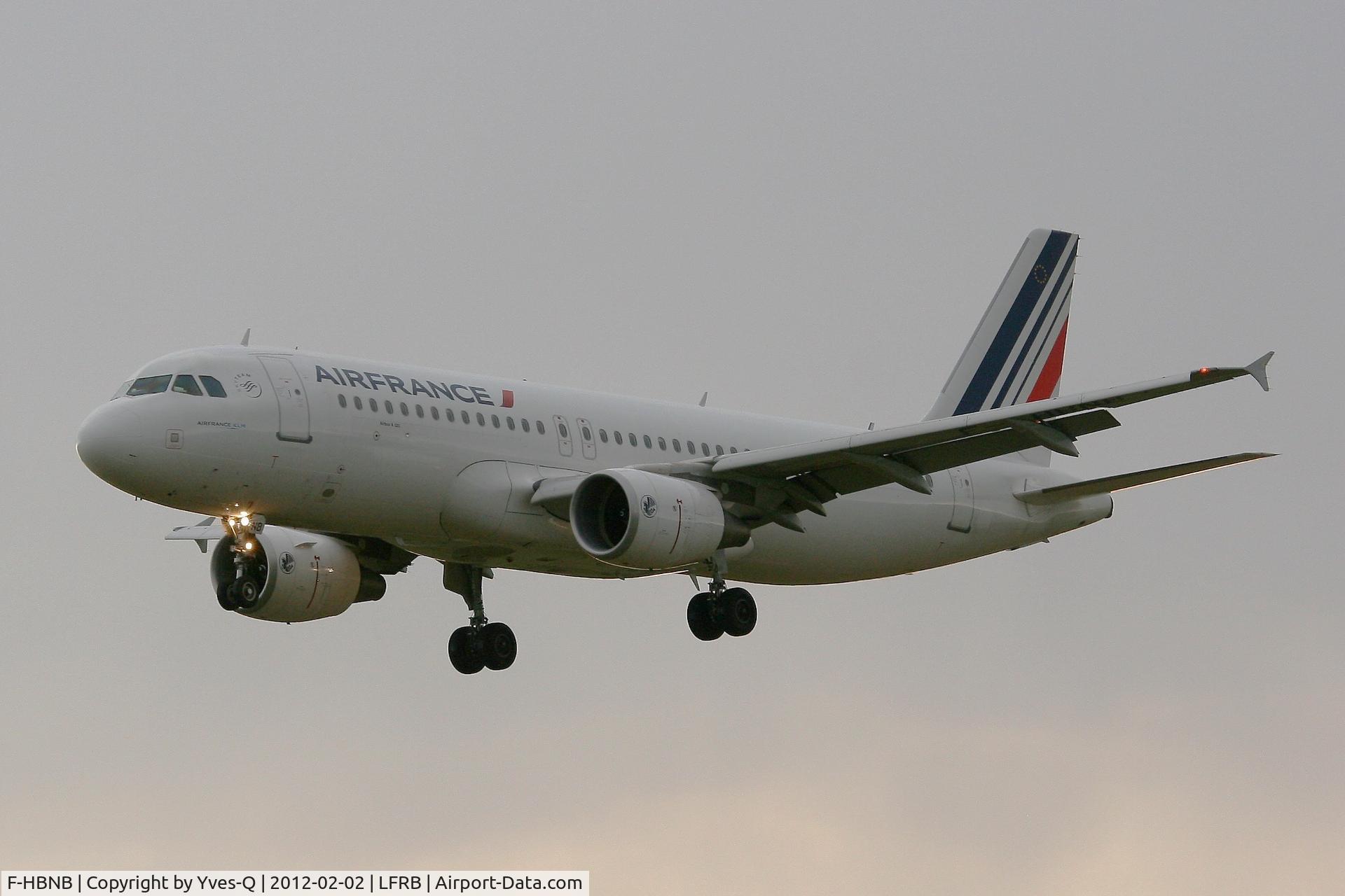 F-HBNB, 2010 Airbus A320-214 C/N 4402, Airbus A320-214, Short approach rwy 25L, Brest-Guipavas Airport (LFRB-BES)
