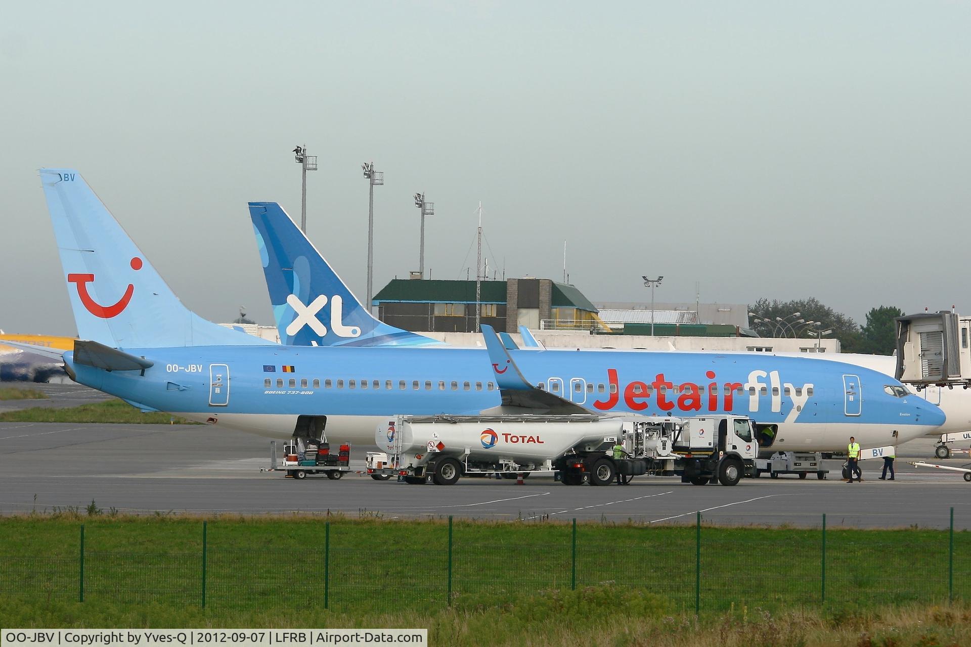 OO-JBV, 1999 Boeing 737-8K5 C/N 27990, Boeing 737-8K5, Boarding area, , Brest-Guipavas Airport (LFRB-BES)