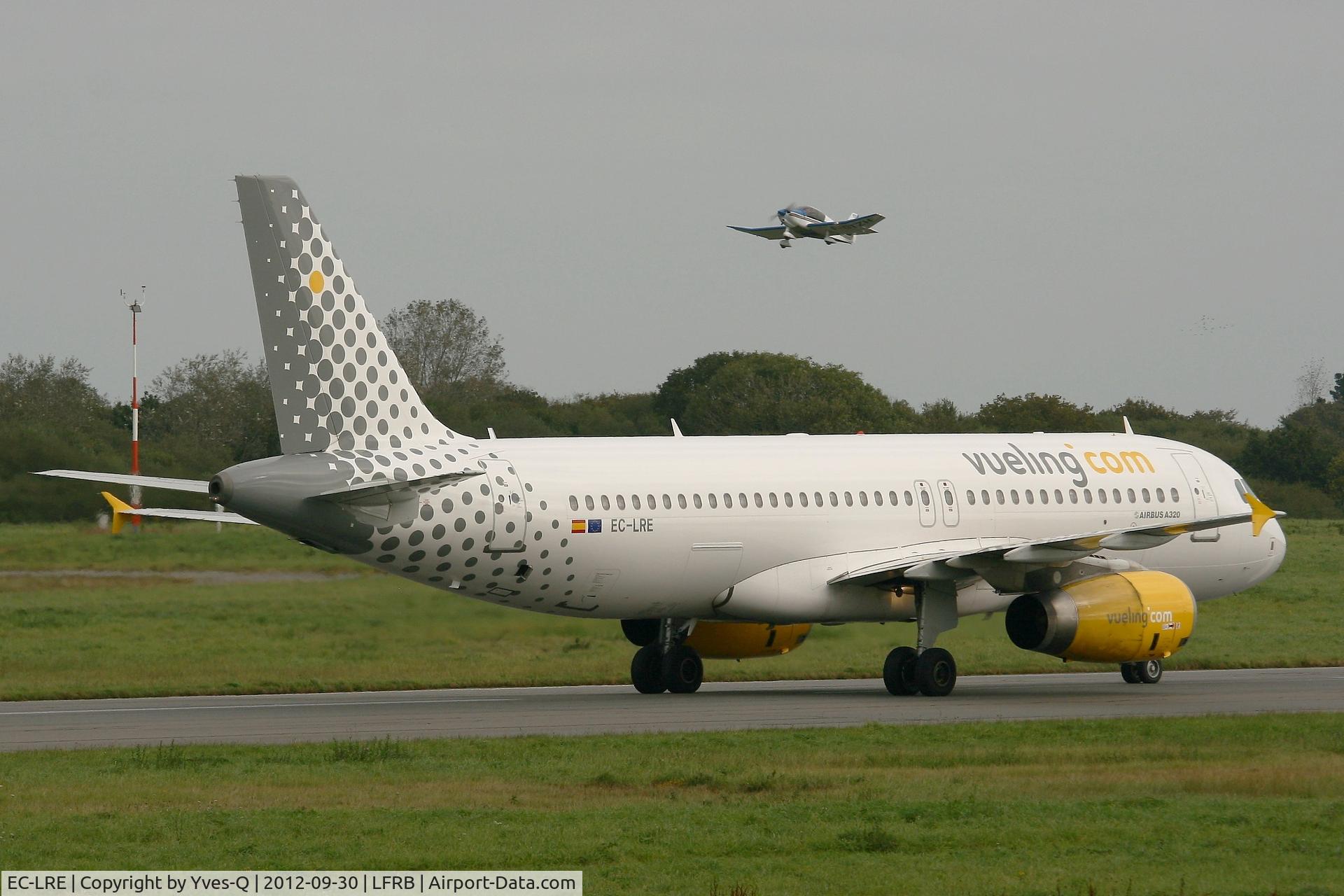EC-LRE, 2002 Airbus A320-232 C/N 1914, Airbus A320-232, Taxiing after landing rwy 25L, Brest-Guipavas Airport (LFRB-BES