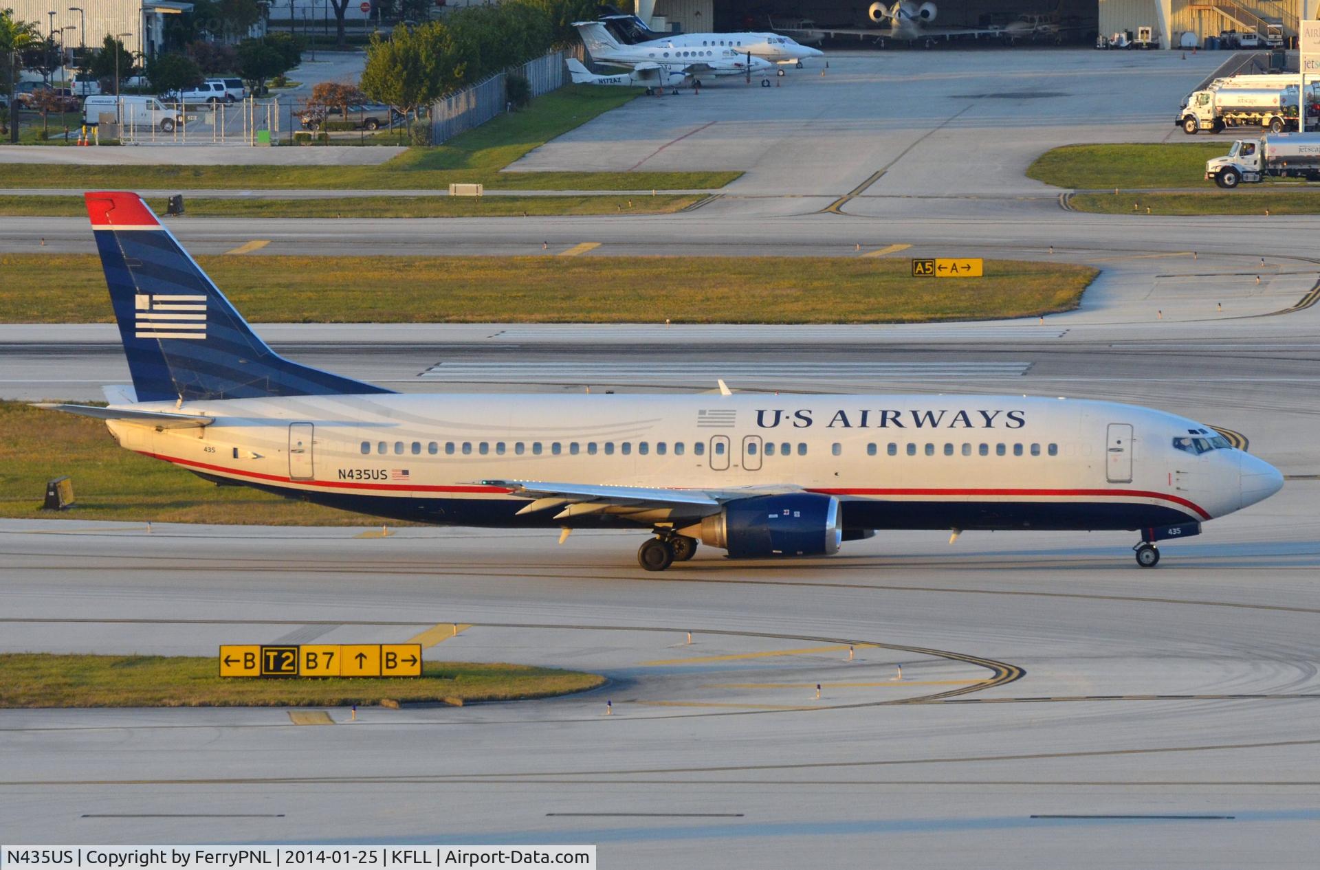 N435US, 1990 Boeing 737-4B7 C/N 24557, US B734 taxying out for departure.