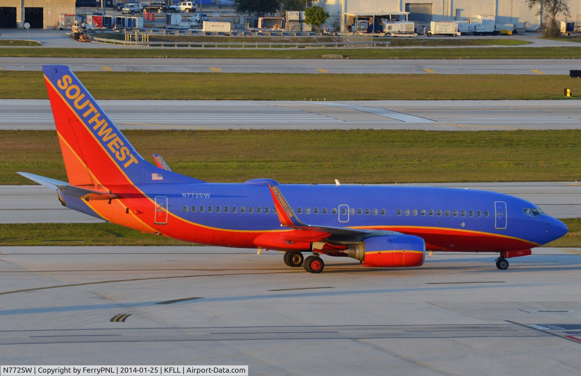 N772SW, 2000 Boeing 737-7H4 C/N 27880, Southwest B737 taxying to its gate.