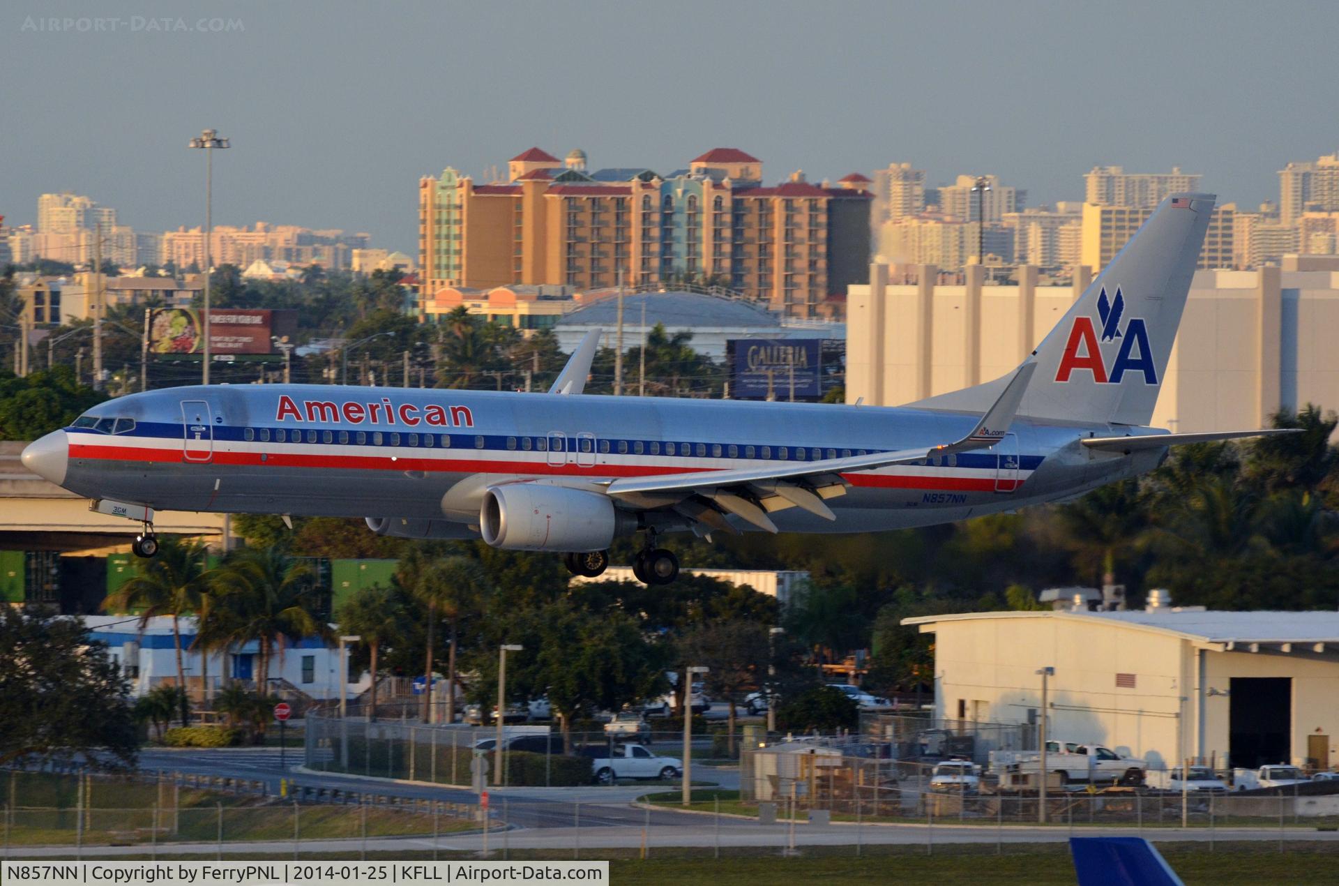 N857NN, 2010 Boeing 737-823 C/N 30907, AA B738 landing in FLL