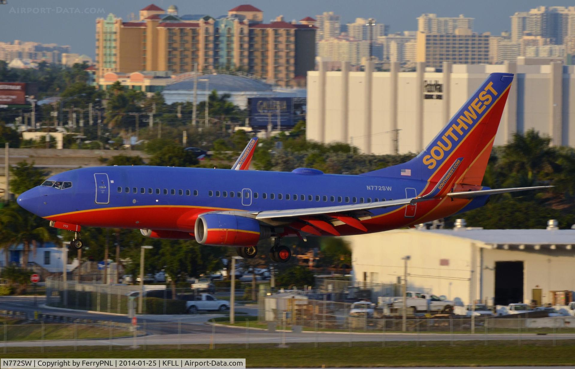 N772SW, 2000 Boeing 737-7H4 C/N 27880, WN B737 landing