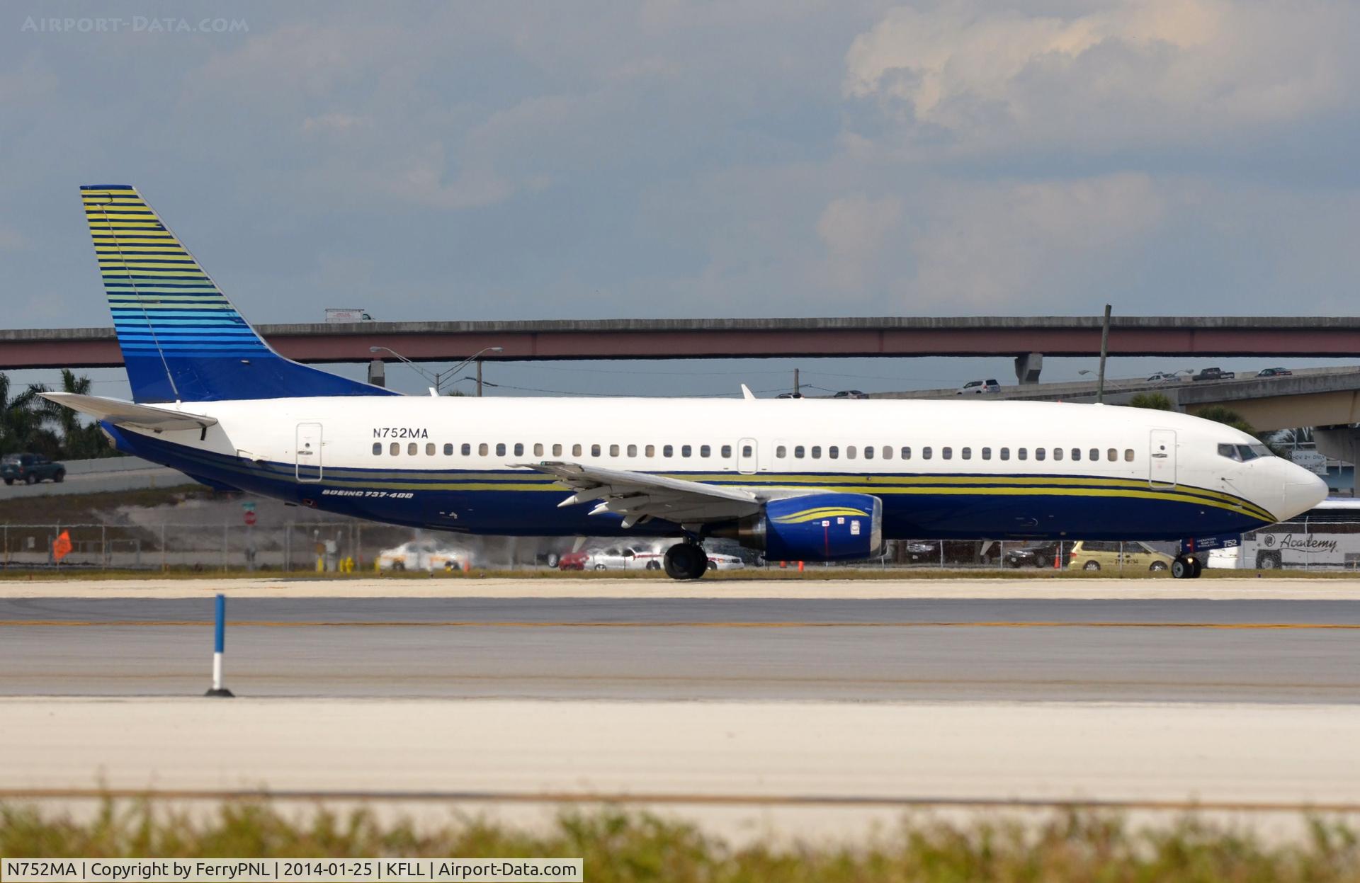 N752MA, 1996 Boeing 737-48E C/N 28198, Miami Air B734 lining-up