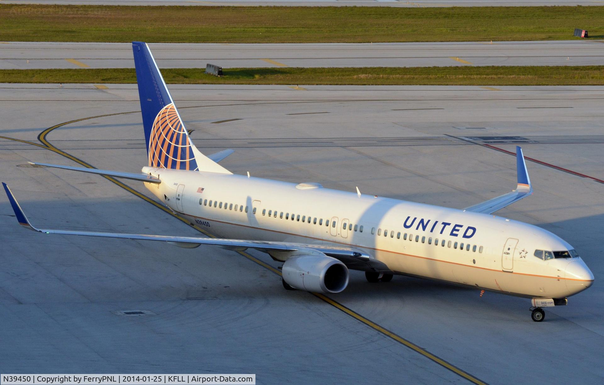 N39450, 2012 Boeing 737-924/ER C/N 40004, United B739 arriving at its gate.