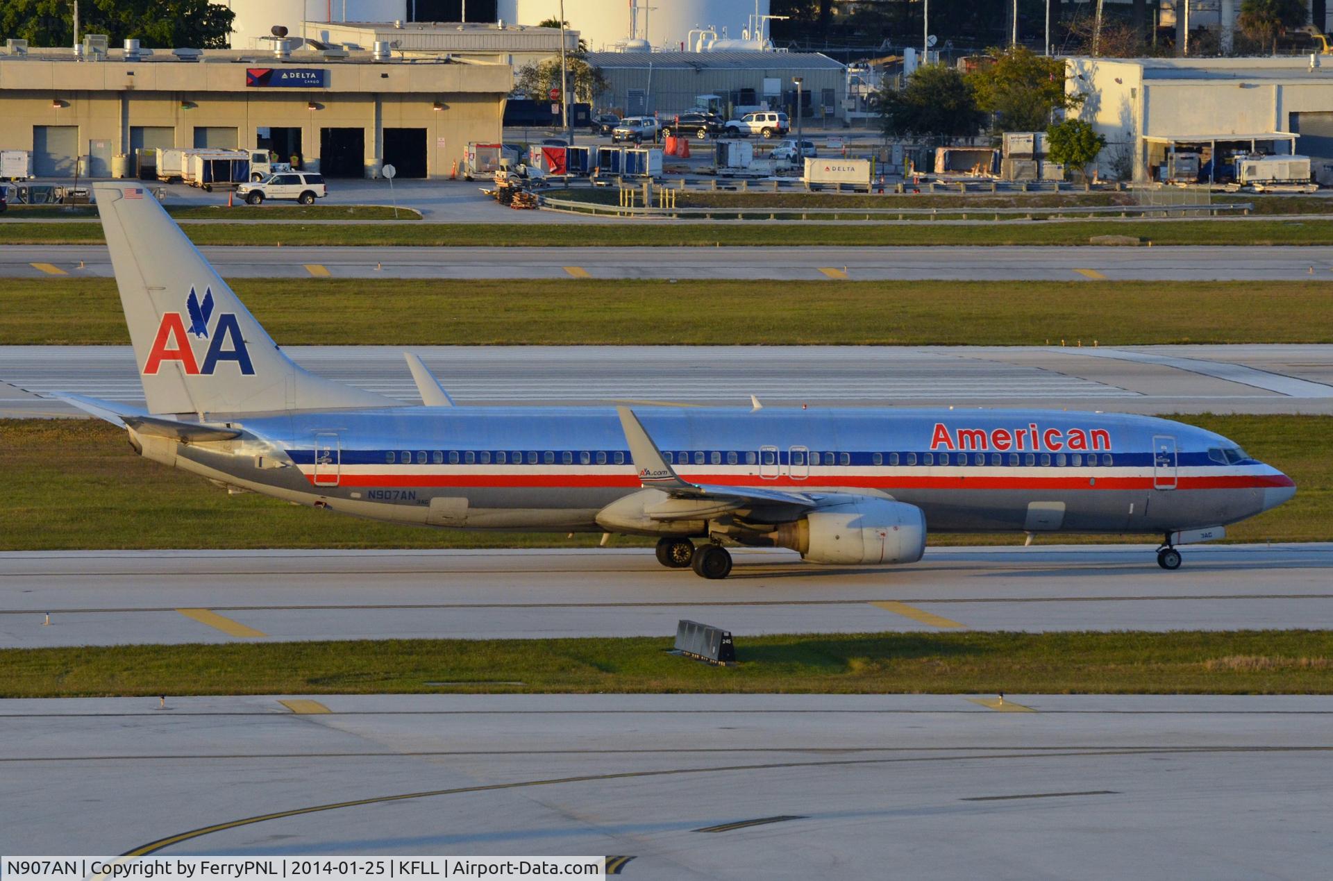 N907AN, 1999 Boeing 737-823 C/N 29509, American B738 taxying out.