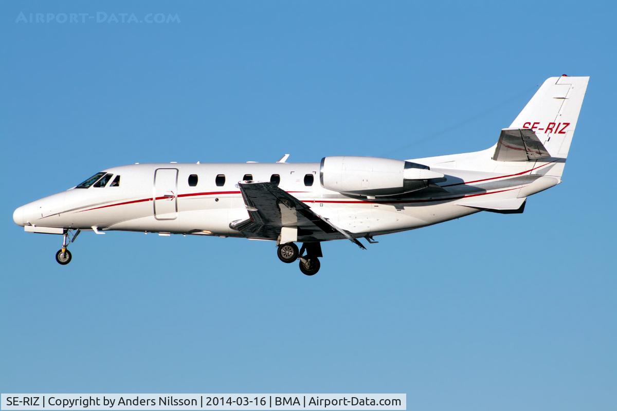 SE-RIZ, 2004 Cessna 560XLS Citation Excel C/N 560-5529, On final approach for runway 30.