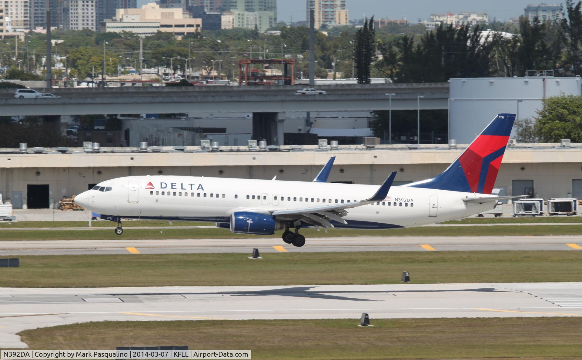 N392DA, 2000 Boeing 737-832 C/N 30561, Boeing 737-800