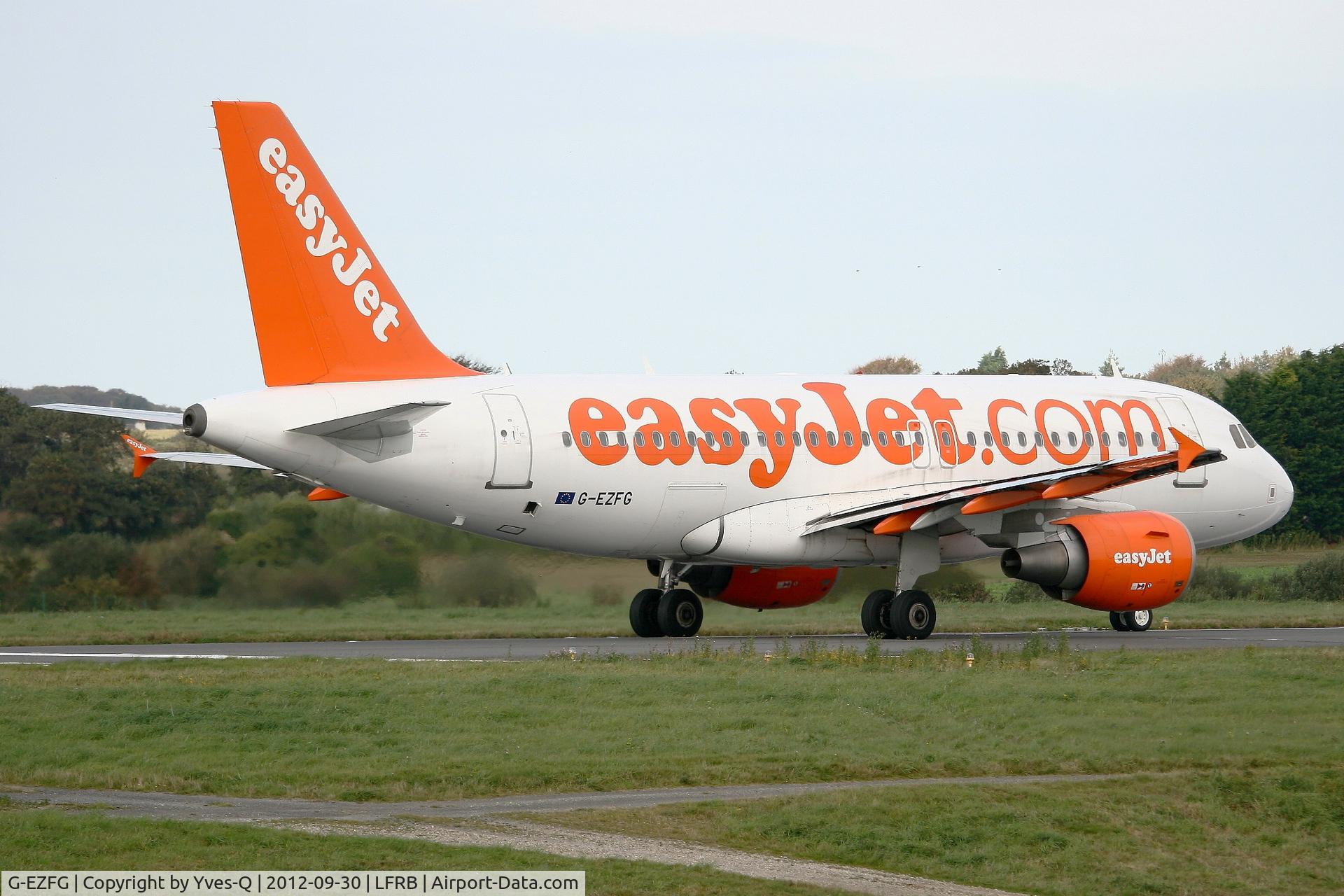 G-EZFG, 2009 Airbus A319-111 C/N 3845, Airbus A319-111, Taxiing to holding point rwy 25L, Brest-Guipavas Airport (LFRB-BES)