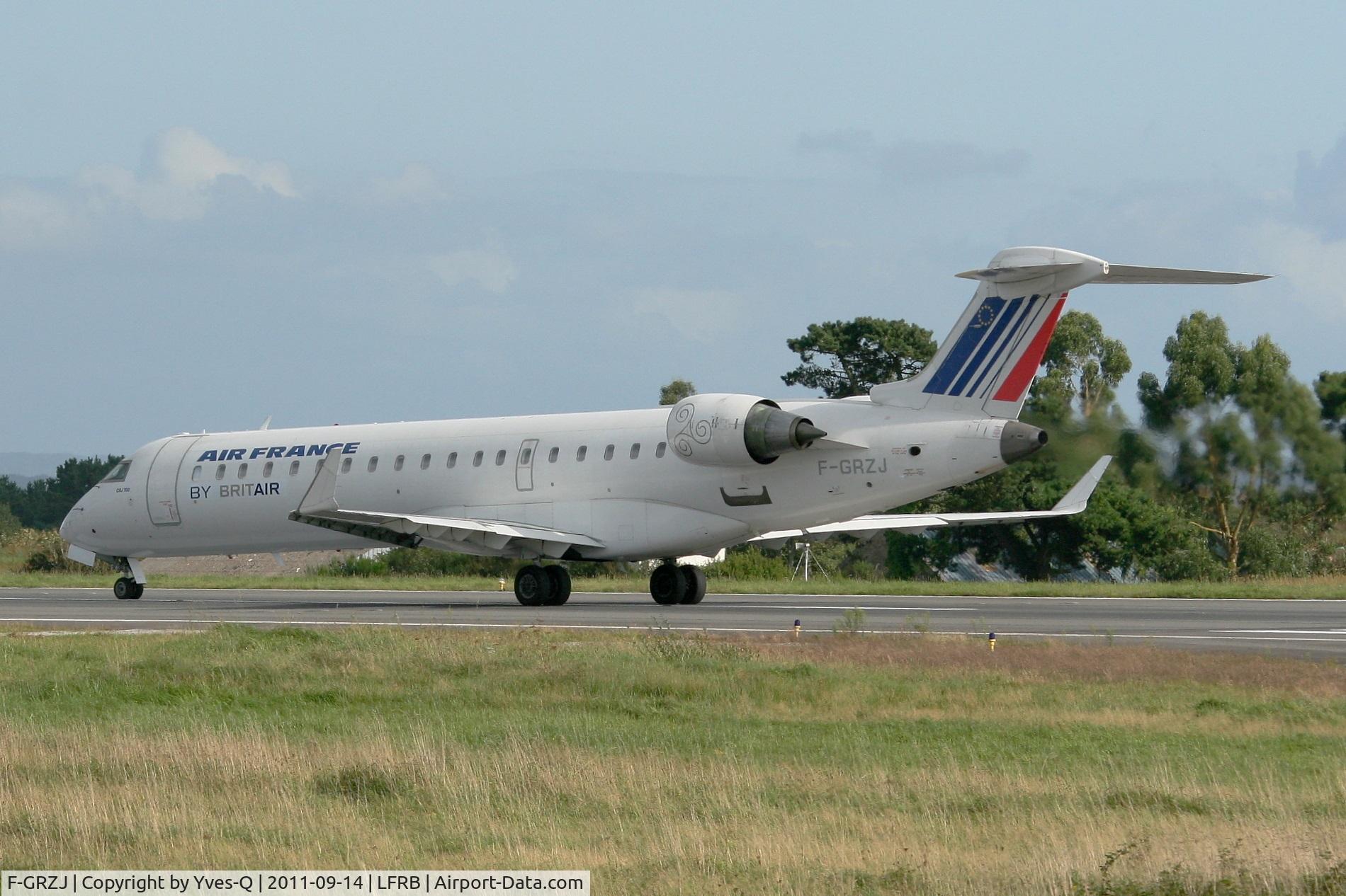F-GRZJ, Canadair CRJ-702 (CL-600-2C10) Regional Jet C/N 10096, Canadair Regional Jet CRJ-702, Taxiing to holding point rwy 25L, Brest-Guipavas Airport (LFRB-BES)