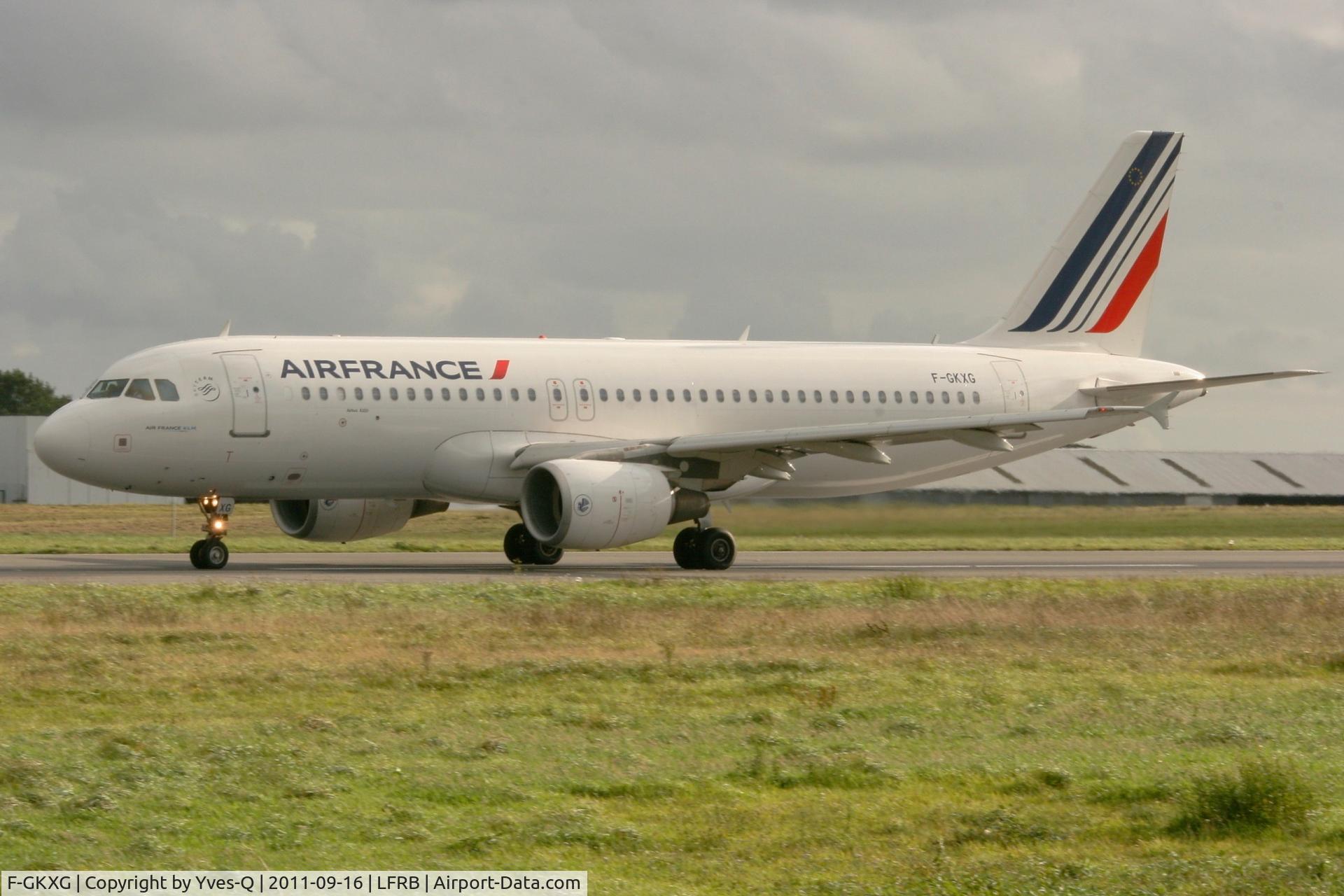 F-GKXG, 2002 Airbus A320-214 C/N 1894, Airbus A320-214, Taxiing to holding point rwy 25L, Brest-Guipavas Airport 5LFRB-BES)