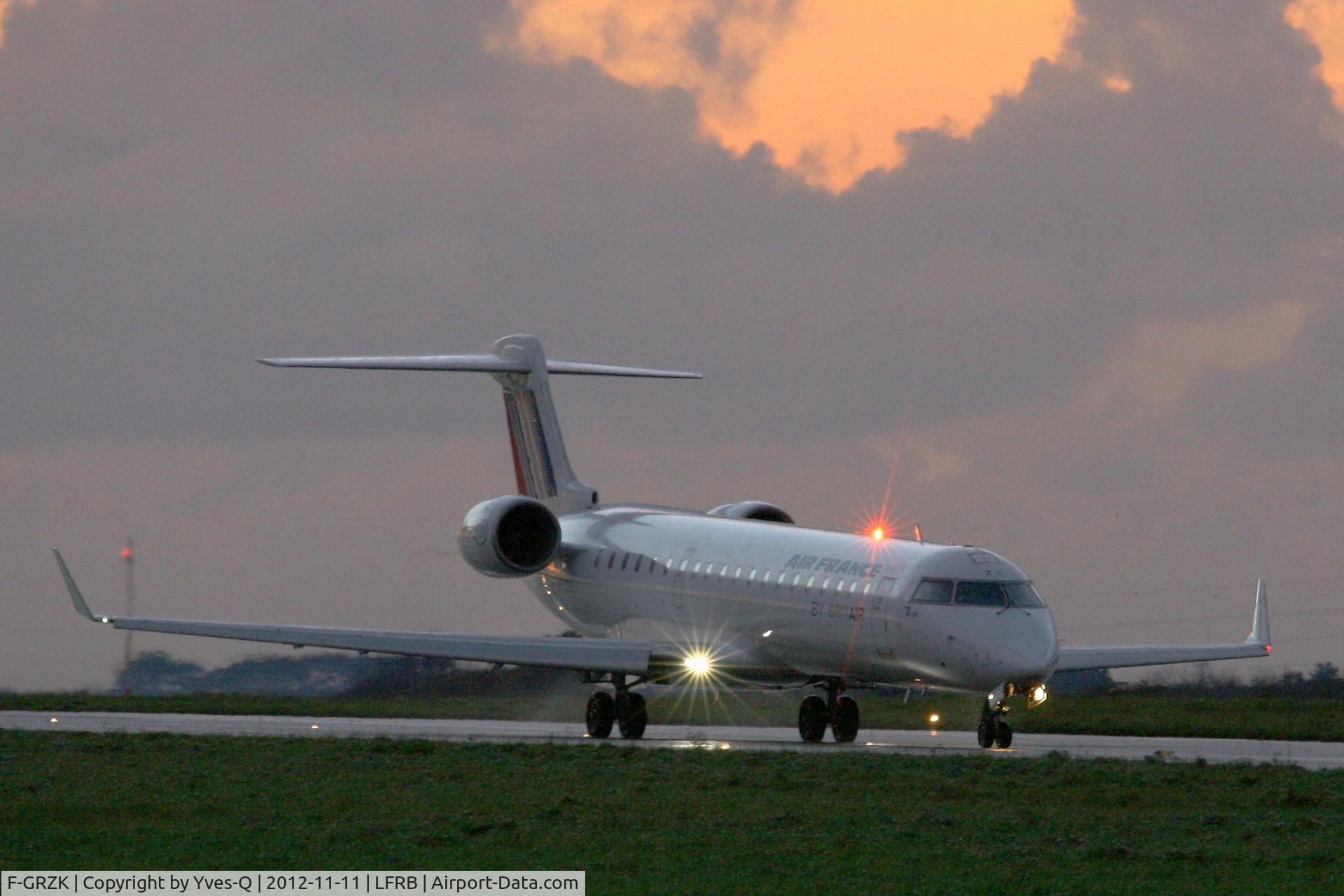 F-GRZK, 2005 Canadair CRJ-702 (CL-600-2C10) Regional Jet C/N 10198, Canadair Regional Jet CRJ-702, Taxiing to holding point rwy 25L, Brest-Guipavas Airport 5LFRB-BES)