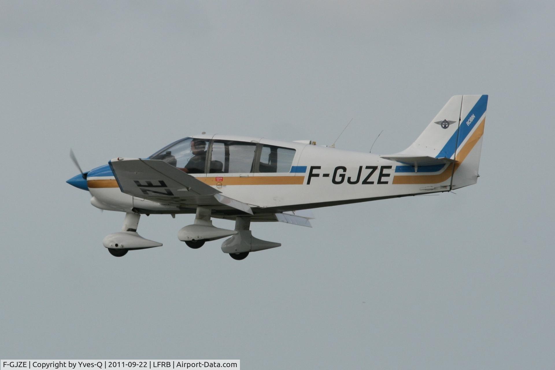 F-GJZE, Robin DR-400-120 Petit Prince C/N 2005, Robin DR-400-120, Short approach rwy 25L, Brest-Bretagne Airport (LFRB-BES)
