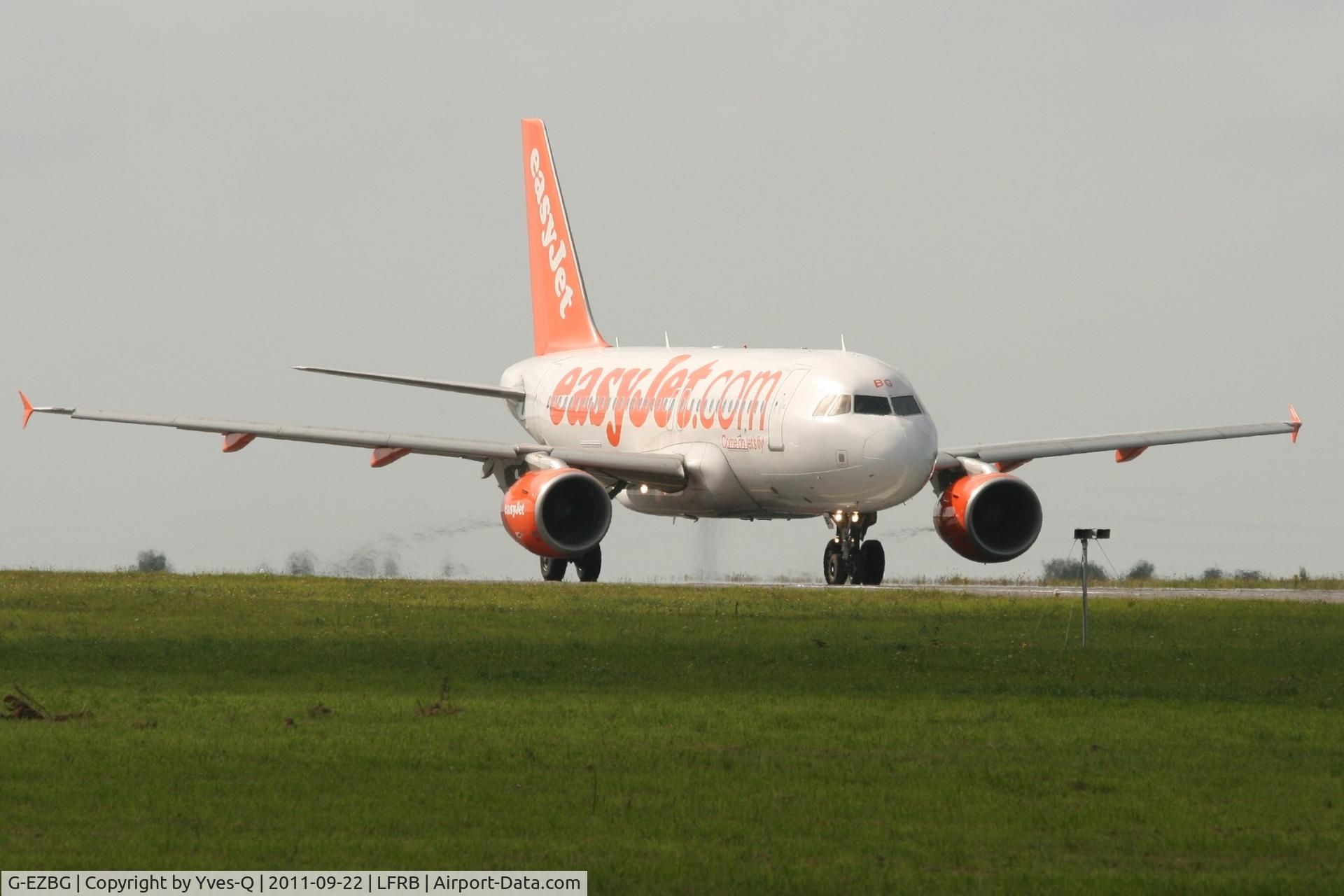 G-EZBG, 2006 Airbus A319-111 C/N 2946, Airbus A319-111, Taxiing to holding point rwy 25L, Brest-Guipavas Airport 5LFRB-BES)