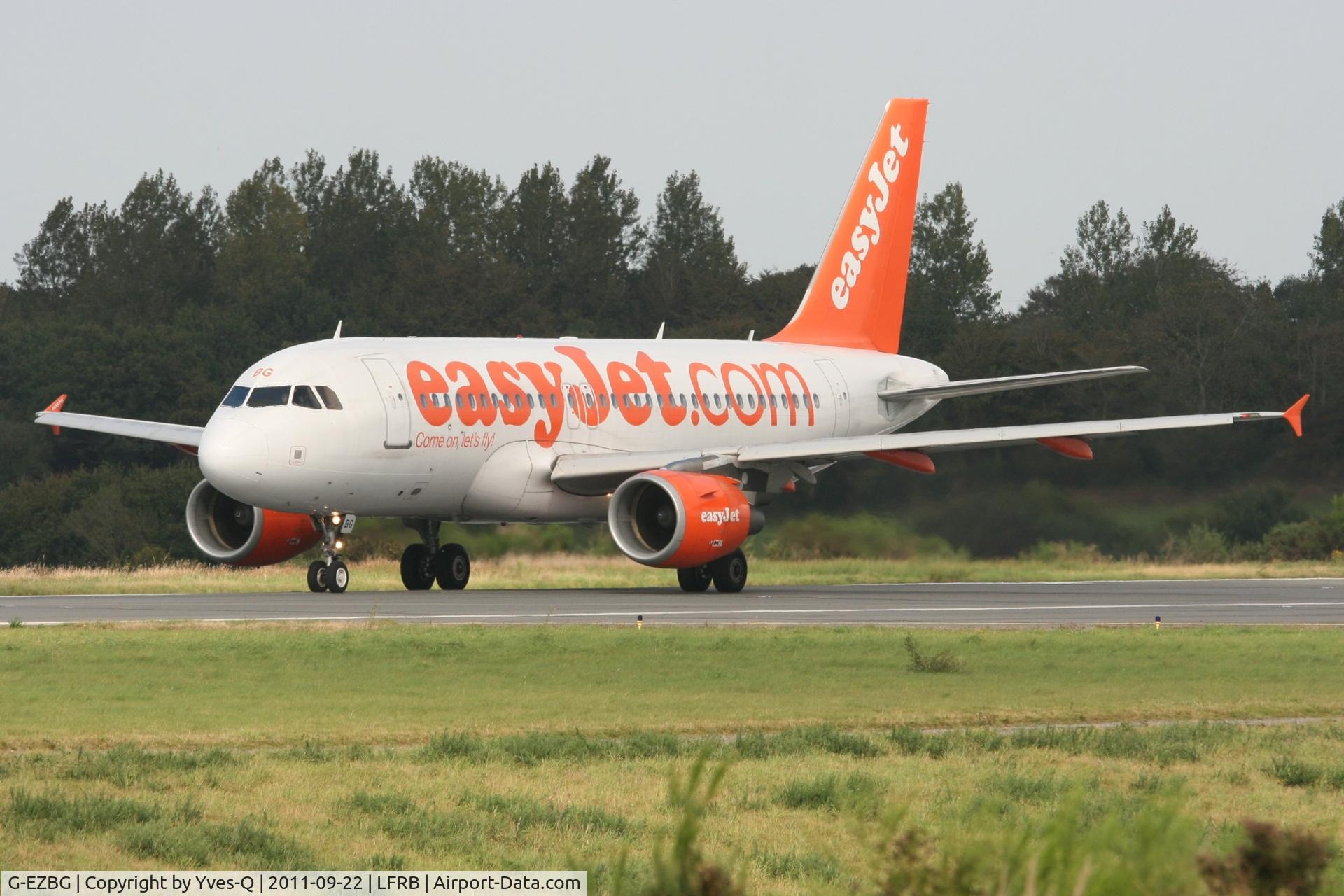G-EZBG, 2006 Airbus A319-111 C/N 2946, Airbus A319-111, Holding point rwy 25L, Brest-Guipavas Airport 5LFRB-BES)