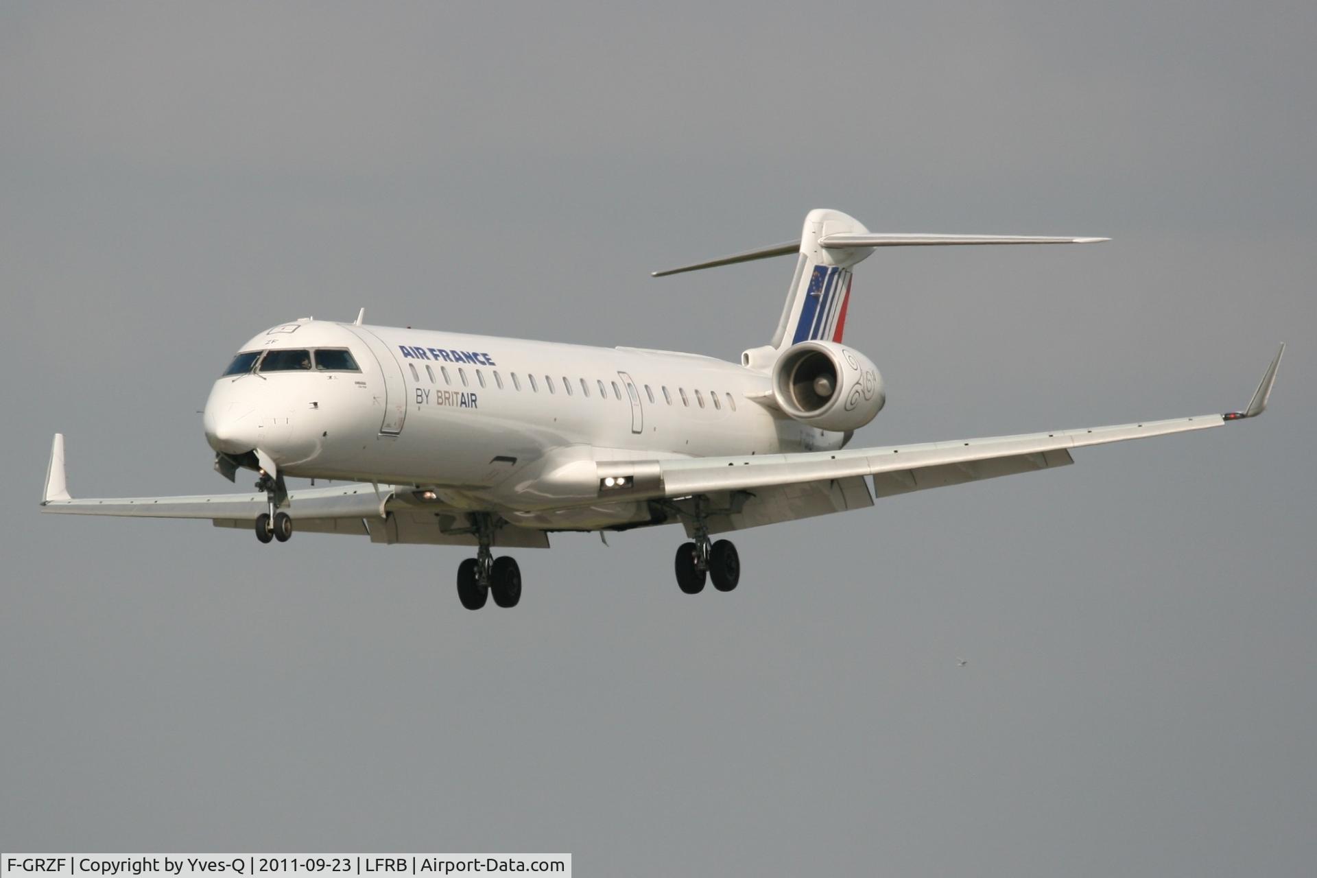 F-GRZF, 2002 Canadair CRJ-700 (CL-600-2C10) Regional Jet C/N 10036, Canadair Regional Jet CRJ-700, Short approach rwy 25L, Brest-Guipavas Airport (LFRB-BES)