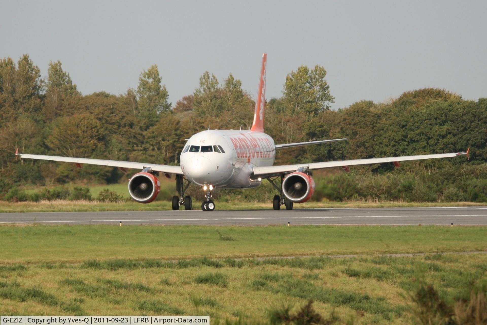G-EZIZ, 2005 Airbus A319-111 C/N 2646, Airbus A319-111, Holding point rwy 25L, Brest-Guipavas Airport (LFRB-BES)