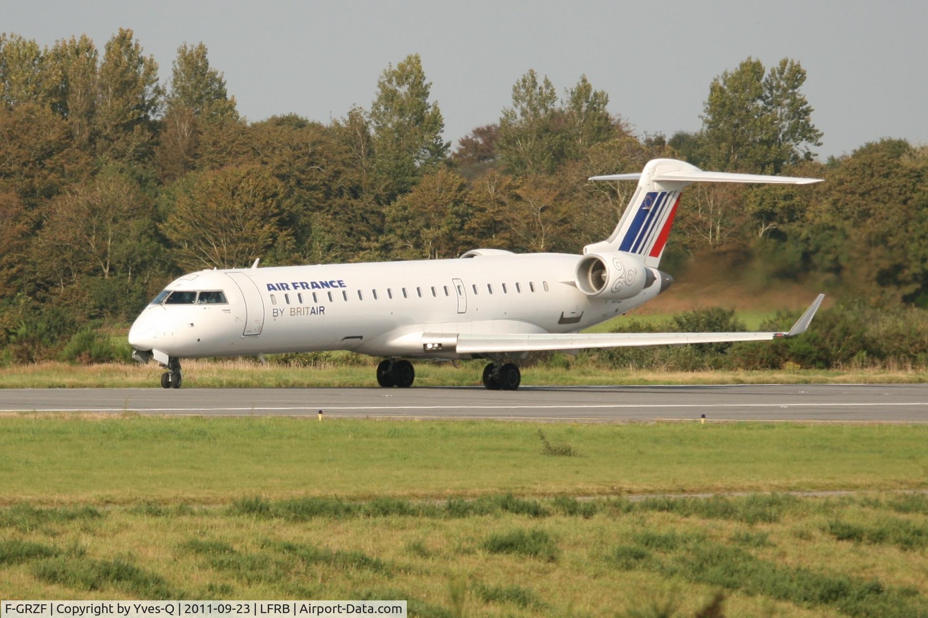 F-GRZF, 2002 Canadair CRJ-700 (CL-600-2C10) Regional Jet C/N 10036, Canadair Regional Jet CRJ-700, Holding point rwy 25L, Brest-Guipavas Airport (LFRB-BES)