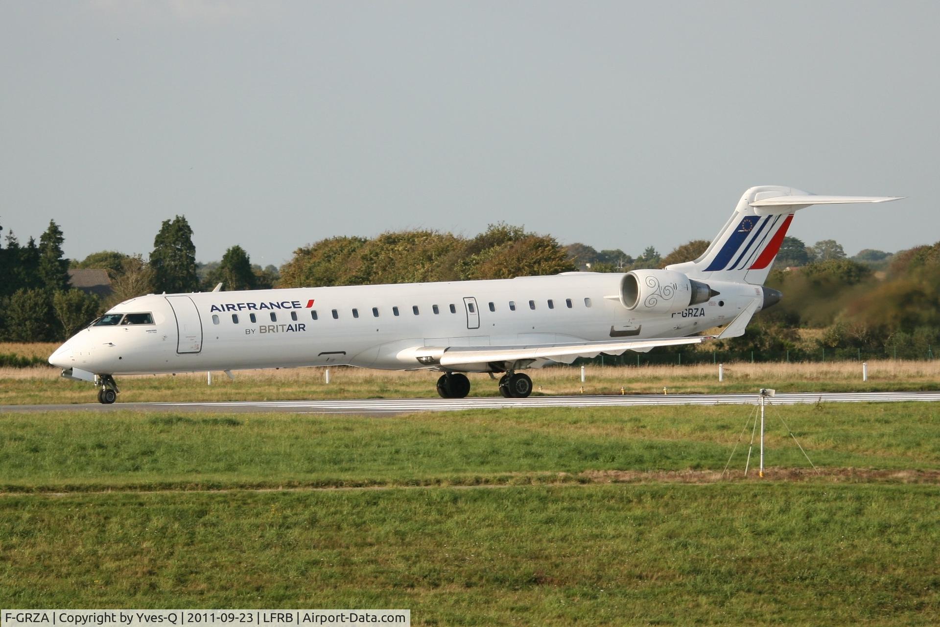 F-GRZA, 2000 Canadair CRJ-702 (CL-600-2C10) Regional Jet C/N 10006, Canadair Regional Jet CRJ-702, Take off rwy 25L, Brest-Guipavas Airport (LFRB-BES)