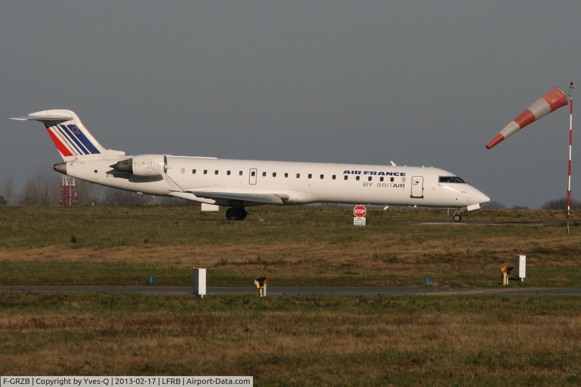 F-GRZB, Canadair CRJ-702 (CL-600-2C10) Regional Jet C/N 10007, Canadair Regional Jet CRJ-702, Taxiing to boarding area, Brest-Guipavas Airport (LFRB-BES)