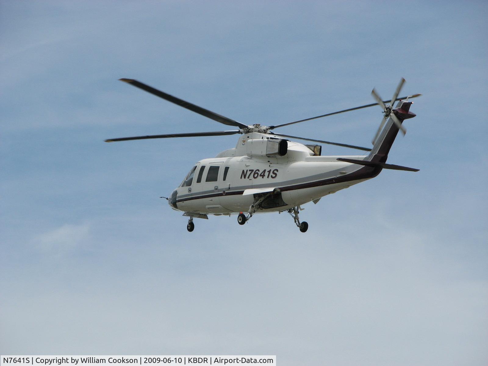 N7641S, Sikorsky S-76B C/N 760427, Landing Bridgeport June 2009