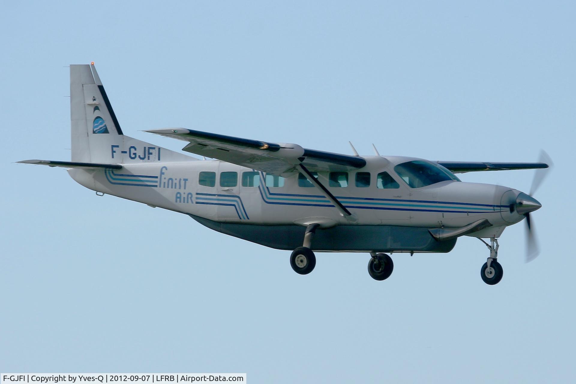 F-GJFI, 1990 Cessna 208B Grand Caravan C/N 208B-0230, Cessna 208B Grand Caravan, Short approach rwy 07R, Brest-Guipavas Airport (LFRB-BES)