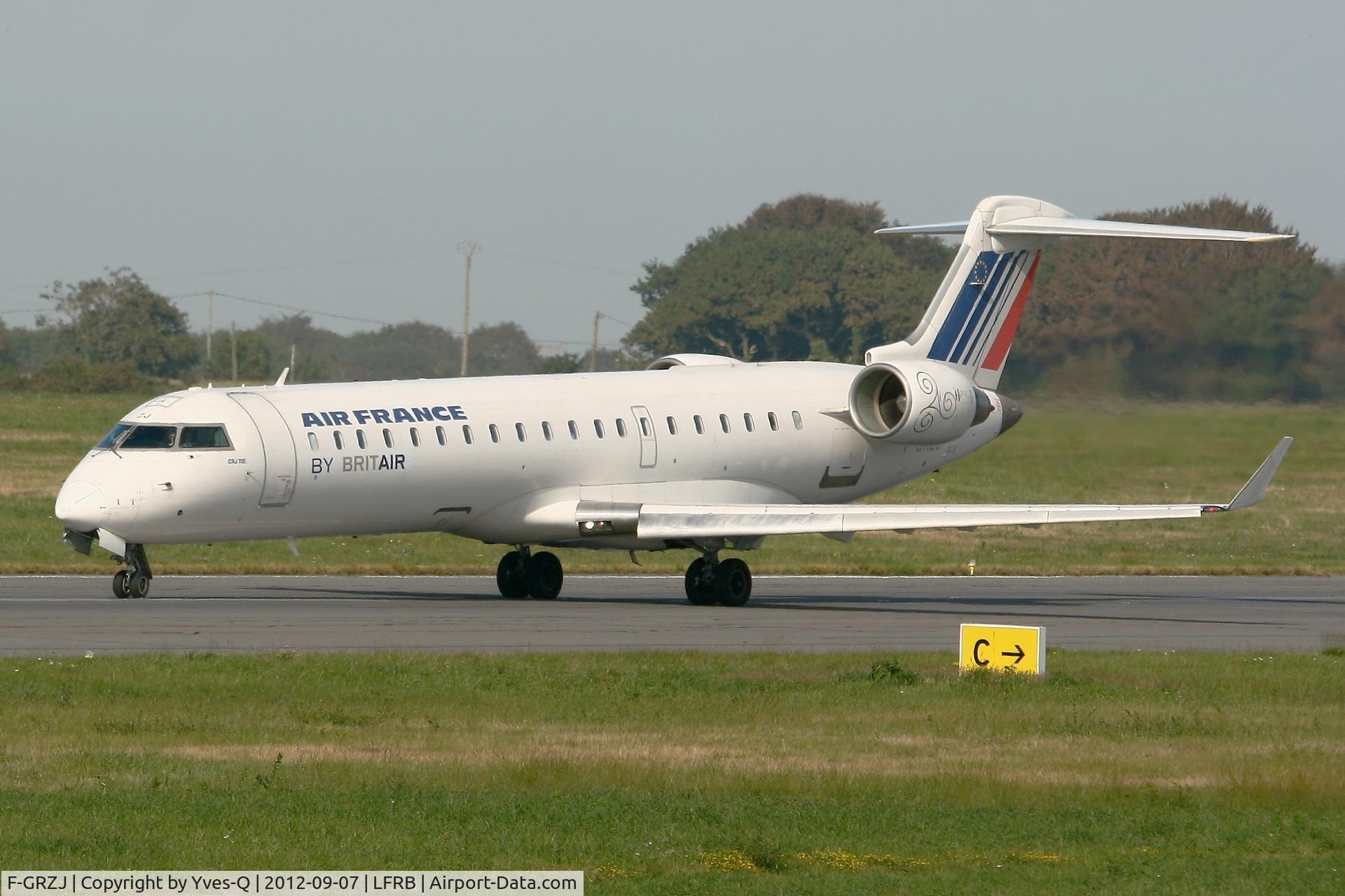 F-GRZJ, Canadair CRJ-702 (CL-600-2C10) Regional Jet C/N 10096, Canadair Regional Jet CRJ-702, Taxiing to holding point Rwy 07R, Brest-Guipavas Airport (LFRB-BES)