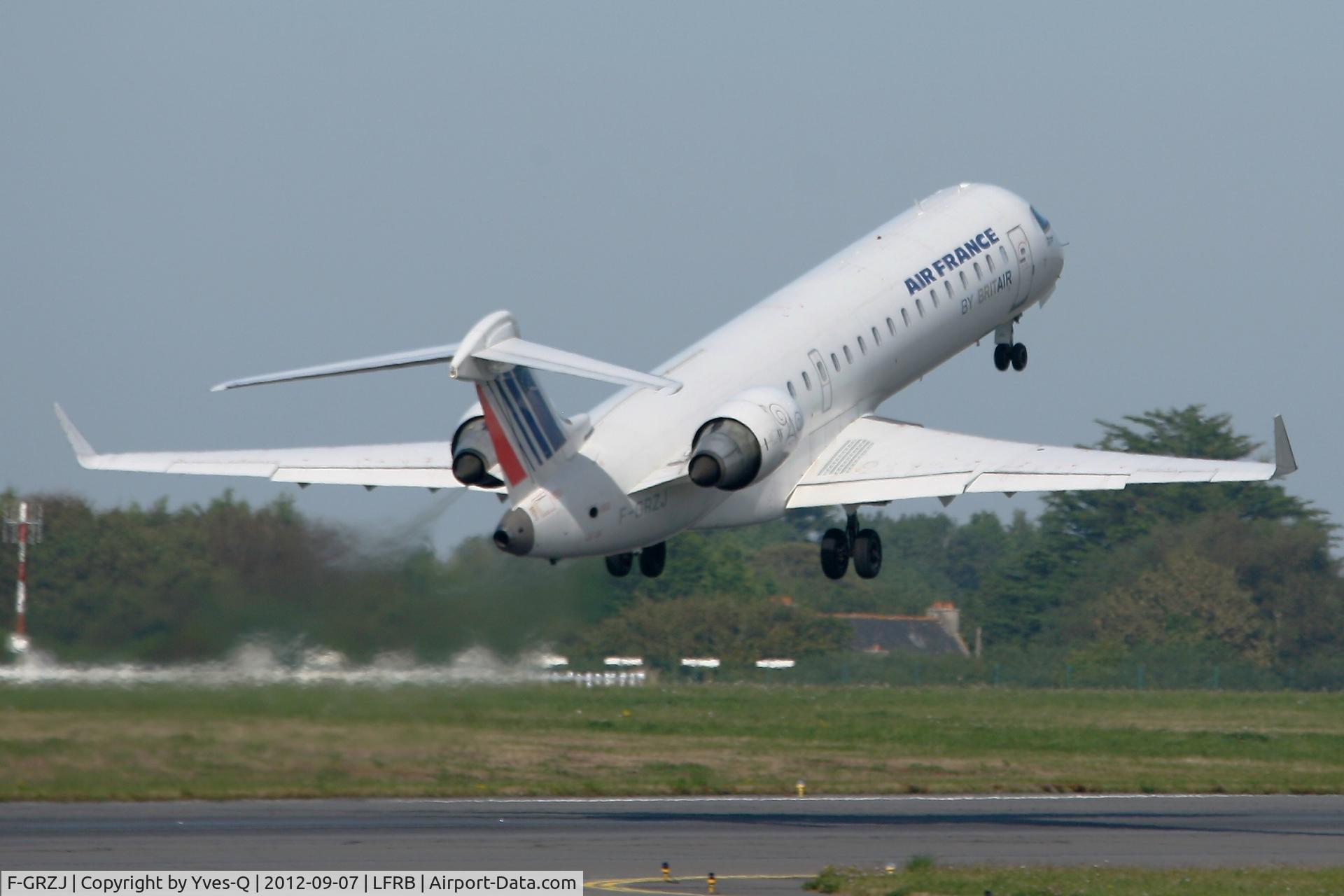 F-GRZJ, Canadair CRJ-702 (CL-600-2C10) Regional Jet C/N 10096, Canadair Regional Jet CRJ-702, Take off Rwy 07R, Brest-Guipavas Airport (LFRB-BES)