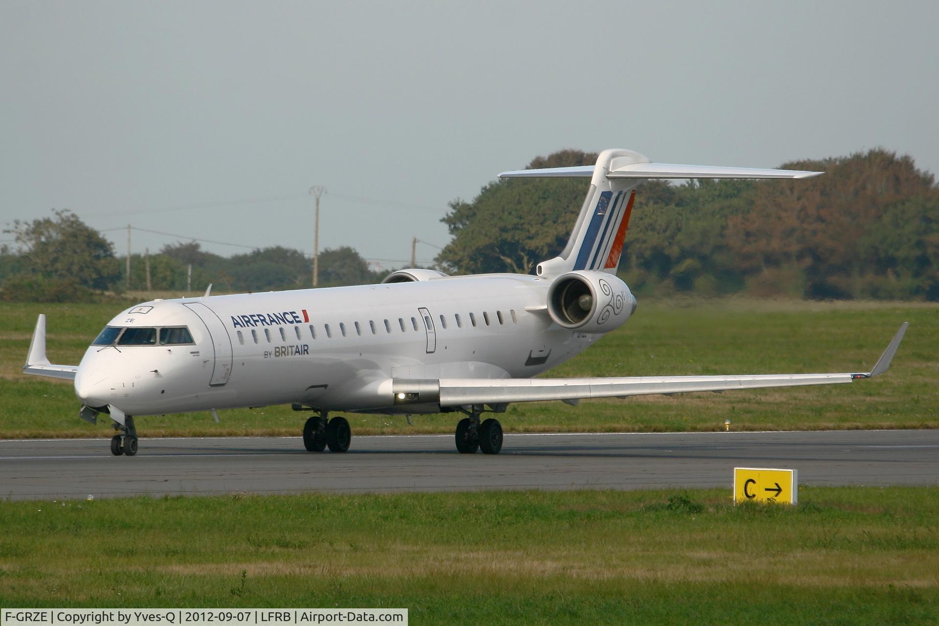 F-GRZE, 2001 Canadair CRJ-702 (CL-600-2C10) Regional Jet C/N 10032, Canadair Regional Jet CRJ-702, Taxiing to holding point rwy 07R, Brest-Guipavas Airport (LFRB-BES)
