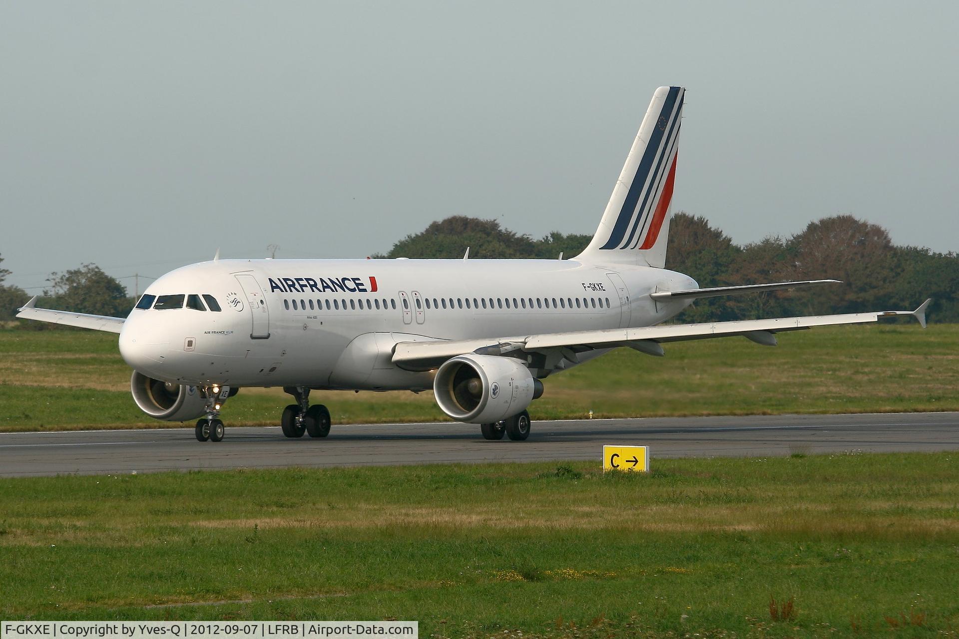 F-GKXE, 2002 Airbus A320-214 C/N 1879, Airbus A320-214, Taxiing to holding point rwy 07R, Brest-Guipavas Airport (LFRB-BES)
