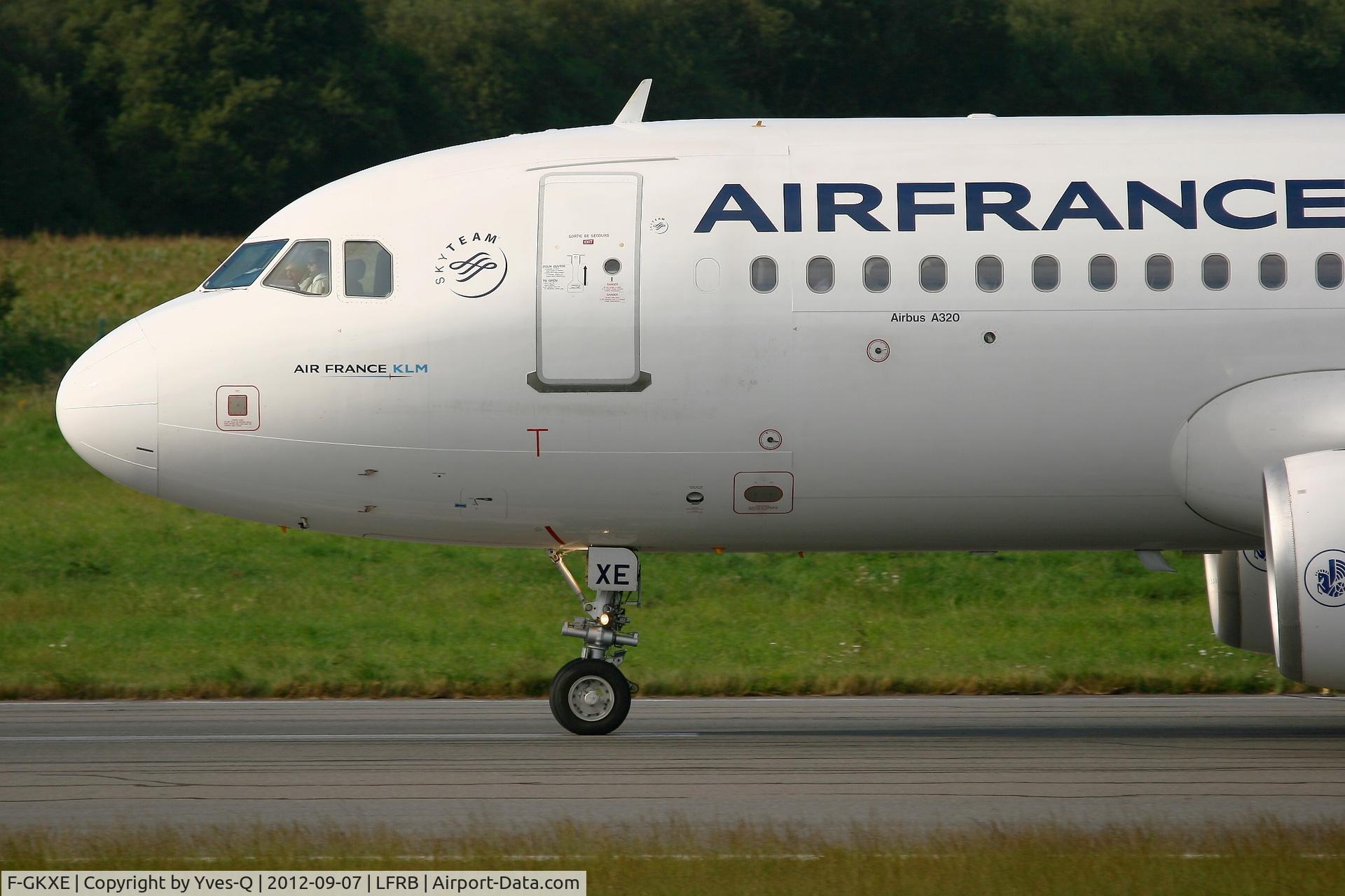 F-GKXE, 2002 Airbus A320-214 C/N 1879, Airbus A320-214, Taxiing to holding point rwy 07R, Brest-Guipavas Airport (LFRB-BES)
