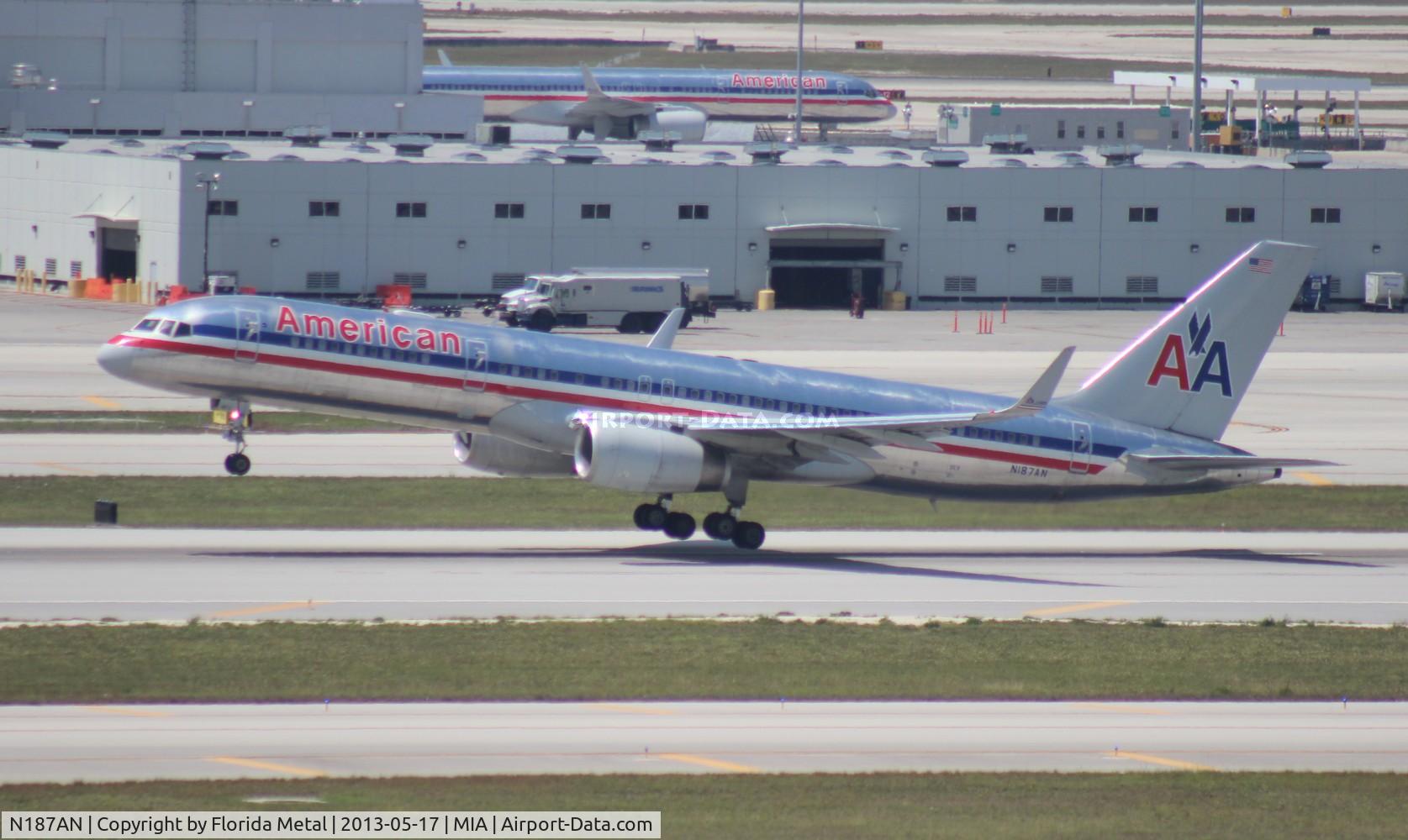 N187AN, 2001 Boeing 757-223 C/N 32381, American 757-200