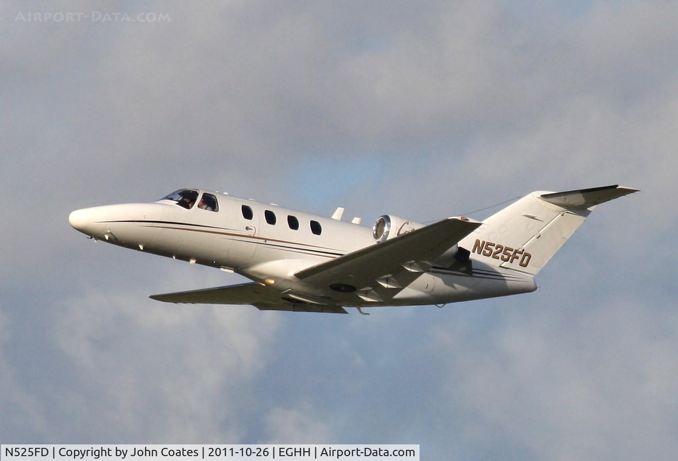 N525FD, 1993 Cessna 525 CitationJet C/N 525-0008, Departing 26