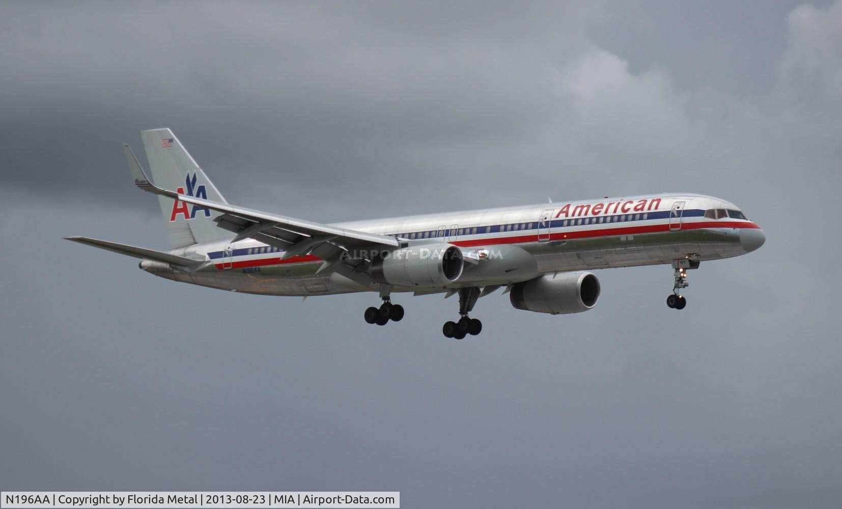 N196AA, 2001 Boeing 757-223 C/N 32390, American 757-200