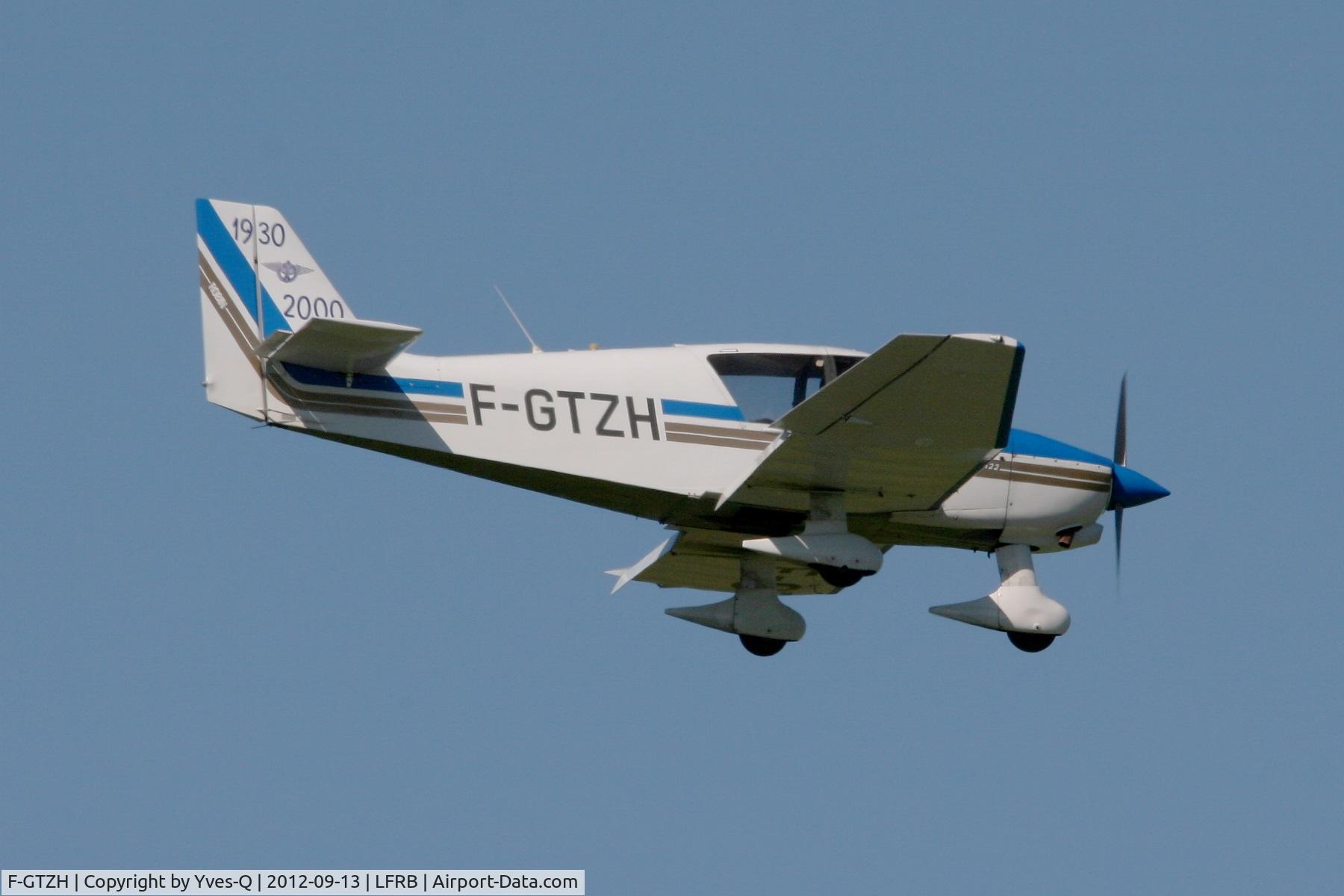 F-GTZH, Robin DR-400-120 Petit Prince C/N 2455, Robin DR-400-120, Short approach rwy 07R, , Brest-Guipavas Airport (LFRB-BES)